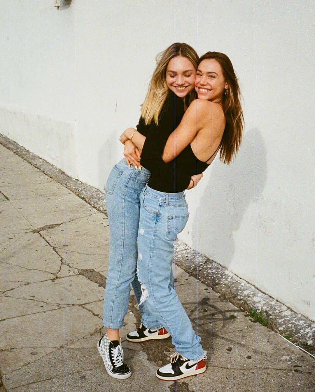 アレクシス・レンさんのインスタグラム写真 - (アレクシス・レンInstagram)「It’s one of my favorite humans birthdays. I love you, thank you for coming into my life @maddieziegler 😭」10月1日 4時34分 - alexisren