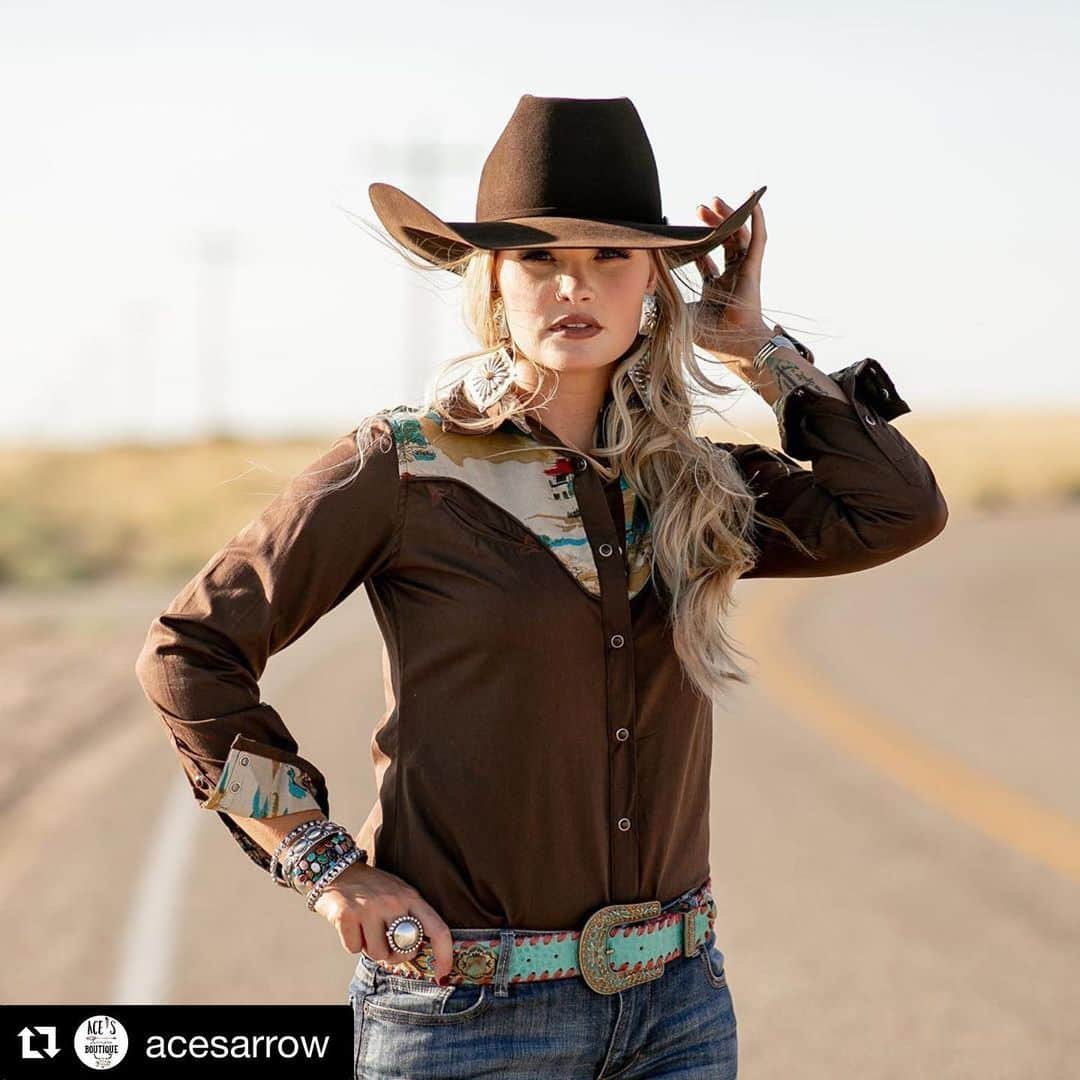 ターシャポリッツィのインスタグラム：「Bring it on, Monday! 😍 #Repost @acesarrow with @get_repost ・・・ If she ain’t buckin’ already.. Let ‘er! 🐎🐎 • Pendleton bound with a trailer loaded to the brim (literally)! Can’t wait to see y’all. Come shop with us starting TOMORROW through Saturday in the Dairy Queen parking lot 🛍🍦 • Can’t make it to Round Up? We will continue to ship all online orders this week! www.acesarrow.com • 📸: @robinson_photo_co • • • #acesarrowboutique #acesarrowboutique #pendletonroundup #leterbuck #cowgirlstyle #southwesternstyle #rodeofashion #wildwest #nfrfashion #westernfashion #greeleyhatworks #westernboutique #mobileboutique #onlineboutique」