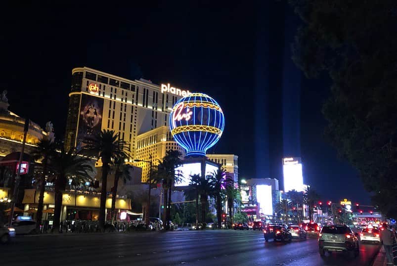 橋本真依さんのインスタグラム写真 - (橋本真依Instagram)「・﻿ せっかくVegasに来たからには﻿ 普段できない経験を🥰﻿ ﻿ という事で、Vegasで1番高いタワー🗼﻿ 「ストラスフィアタワー」(スカイツリーくらいの高さ﻿) の、上についているフリーホール﻿ 「BIG SHOT」に挑戦してきました✨﻿ ﻿ 基本絶叫系はテーマパークの﻿ 乗りものしか信用できない私ですが、、、﻿ ここは覚悟決めて乗りました💗﻿ ﻿ Vegasの夜景も一望できて﻿ さいっっっこうに楽しかった！﻿ 5ドルで乗れちゃうならもっと乗ればよかった💦﻿ ﻿ ぜひここに来たら挑戦してほしい✨﻿ 夜の方が綺麗で気持ちいいよ〜﻿ ﻿ ﻿ あと12時ちょうどのラスト噴水ショーは﻿ アメリカ国歌🇺🇸に合わせて😚﻿ やっぱりアメリカだな〜って﻿ 改めてアメリカ国歌かっこいい！って思ったよ✨﻿ ﻿ ﻿ ﻿ ﻿ ﻿ #女子力ねーさん#ロサンゼルス#ロサンゼルス旅行#タビジョ#ラスベガス#国歌斉唱﻿#ネバダ happy#smile#love#peace#lucky#tbt#l4l#followme#followback#instagood#photooftheday#Japan##LA#Hollywood#LasVegas#Vegas#Venetian#hotel#thevenetian#BIGSHOT﻿#stratosphere#tower# ﻿」10月1日 4時46分 - hashimotomai430
