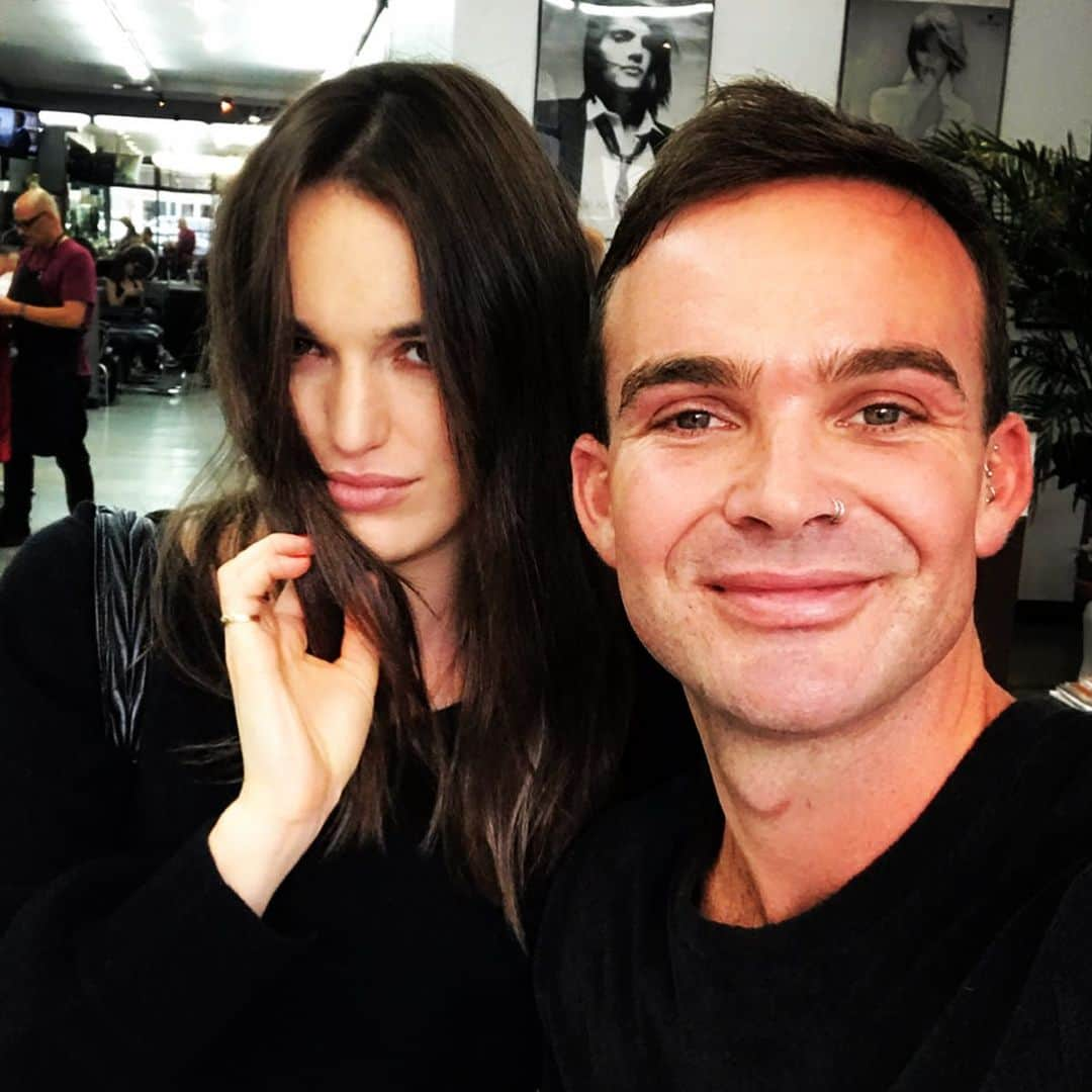 エリザベス・ヘンストリッジさんのインスタグラム写真 - (エリザベス・ヘンストリッジInstagram)「Huh? Oh new hair cut by utter babe @reecewalkerhair ? Yeah, how did you know? #desperate🙋🏻‍♀️」10月1日 4時54分 - lil_henstridge