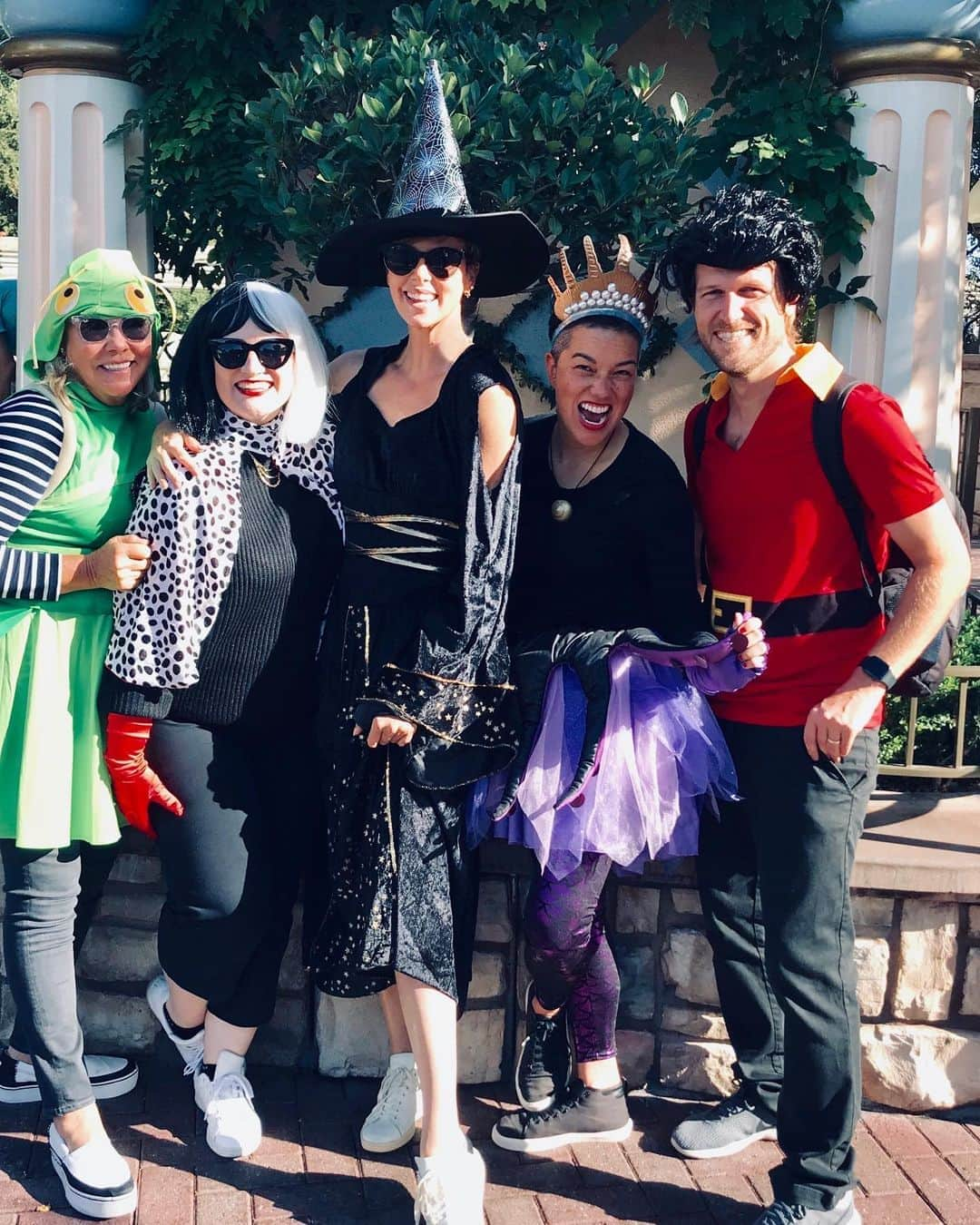 シャーリーズ・セロンさんのインスタグラム写真 - (シャーリーズ・セロンInstagram)「Somehow the woman who birthed me didn’t get the villain memo... No better way to kick off #HalloweenTime than at @disneyland #HappiestPlace 🎃」10月1日 4時48分 - charlizeafrica