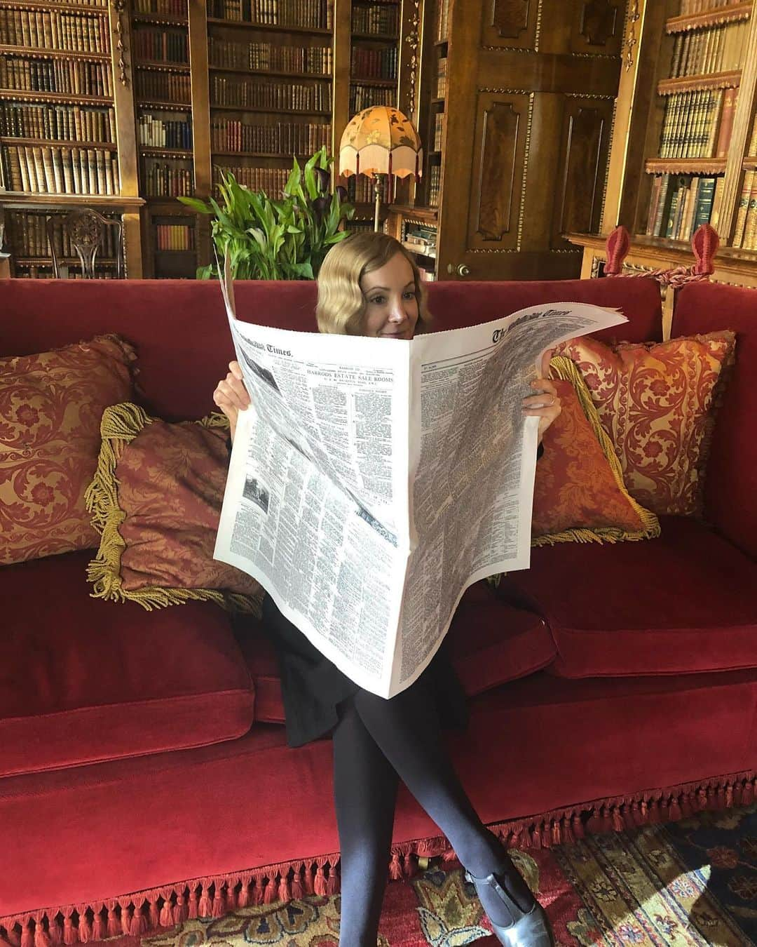 ジョアン・フロッグガットさんのインスタグラム写真 - (ジョアン・フロッグガットInstagram)「Reading my (normal sized paper). Such amazing news that Downton was number 1 in the UK, US and Australia in its opening weekend! I can’t quite believe our luck! Thank you to all of you! X @focusfeatures @carnivalfilms #downtonabbey ❤️❤️❤️」10月1日 5時02分 - jofroggatt