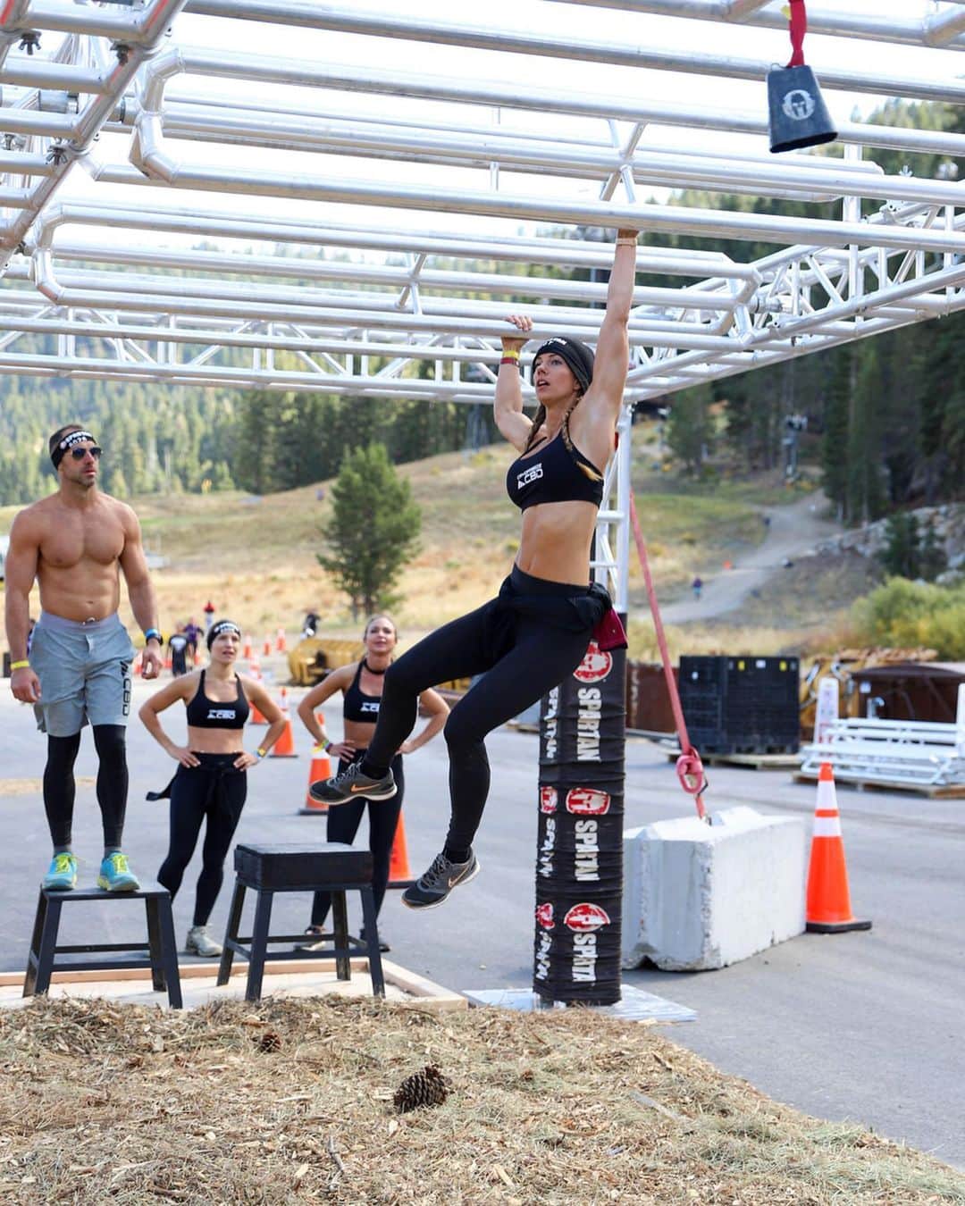 Janna Breslinさんのインスタグラム写真 - (Janna BreslinInstagram)「6007 💪🏻🔥 Try new things & don’t stay comfortable. Push the mental and physical limit you THINK you have.⁣ ⁣ This past weekend I completed my first Spartan race with my incredible team at the Spartan World Championships in Lake Tahoe ❄️ I absolutely had doubts about running over 8 miles up and down mountains at a higher altitude with over 25 obstacles 😣 Especially because I would not call myself an endurance athlete. I’ve never run more than 4 miles at a time IN MY LIFE 🤷🏻‍♀️ but I did it!!⁣ ⁣ Helping each other along the way and running to the finish line after suffering together is an indescribable feeling 🏔 The obstacles and the views were by far my favorite!⁣ ⁣ I would probably train for another one again that was in a bit warmer climate, and I would be more interested in a Sprint (3+ miles/ 20 obstacles) or maybe a Super again. I personally lose too many gainz when I do too much cardio haha 😛 nomsayin?⁣ ⁣ Thanks for letting me share!! 💥 Now go surprise yourself too and make yourself proud.⁣ ⁣ #LIFETOTHEMAX @lifetothemaxpodcast」10月1日 4時58分 - jannabreslin