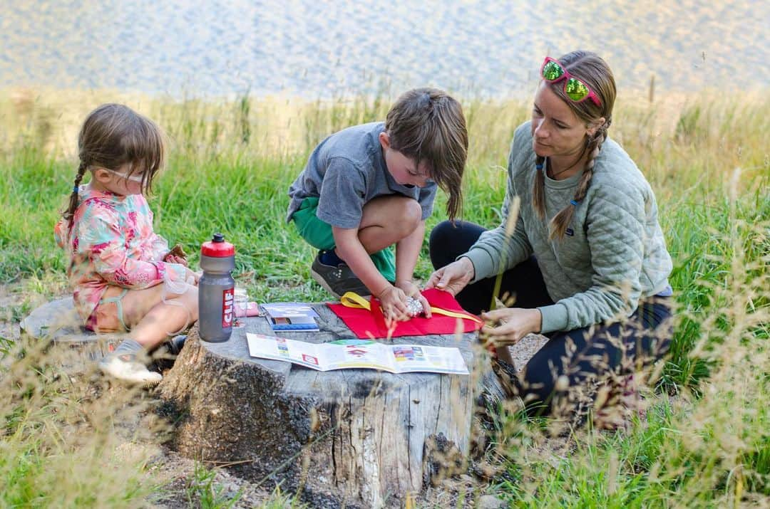 トミー・コールドウェルさんのインスタグラム写真 - (トミー・コールドウェルInstagram)「We put Fitz in to public school this year which means evenings and weekends are our time to get outside and play as a family. School has been great for him so far but we want to make sure he still gets a lot of imaginative play. For us that requires the outdoors and good fuel (Clif zBar has whole grains and no high fructose corn syrup!). @clifkid and @greenkidcrafts sent us this Imagination Kit for Fitz and he loved it so much we’d like to share with you.  Click link in bio to enter to win an Outdoor Imagination Kit and get 10 Clif Kid products for $5 plus free shipping with code: TOMMY5 (while supplies last).」10月1日 4時59分 - tommycaldwell