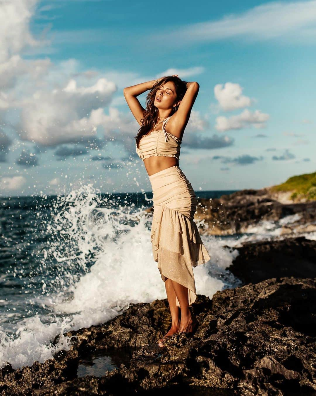 アリアニー・セレステさんのインスタグラム写真 - (アリアニー・セレステInstagram)「Meet me where the sky touches the sea.💙 - Dress @revolve 📸 @emilynnrose」10月1日 5時07分 - ariannyceleste