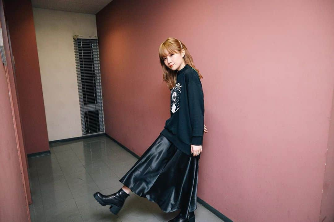 MACOさんのインスタグラム写真 - (MACOInstagram)「全身黒🖤 trainer : @undercover_lab  skirt : @moussyofficial  boots: @zara  hairmake: @conomii 🖤  #sueundercover  #allblackeverything」10月1日 6時16分 - maco___official