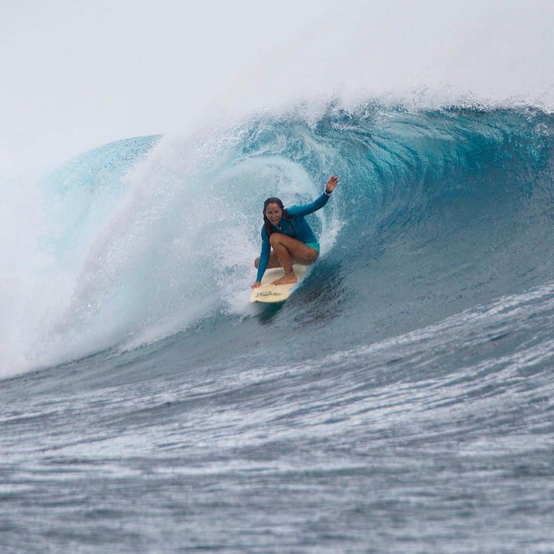 アンジェラ・磨紀・バーノンさんのインスタグラム写真 - (アンジェラ・磨紀・バーノンInstagram)「I’ve been dreaming about getting barreled at Cloudbreak for the past year.  There were doubts in my mind because I thought it was scary. But I was not about to let fear stop me. I was committed and persistent to accomplish my goal to get barreled there. After multiple attempts, I wasn’t about to let fear take control.  And as my reward, I got to see the magic of Cloudbreak behind the blue curtain!! Golden rays of sunshine pierced through the translucent blue lip line cascading over my head. The reef below me was closer and more colorful than I’ve ever seen. And as I came out I was greeted by my awesome friends who were cheering me on! I was filled with JOY from head to toe.  Thank you God for all the beautiful connections you’ve gifted me, to all the people that encouraged me in the water and supported me, #theboysofnamotu #alexgray, to the wonderful people on Namotu, and to all of my sponsors! #dovewetsuits #localmotion #pualani #nixon #beachculture999 Without you, I would have never experienced such a magical moment.  Vinaka Vaka LeVu✨💗🌴 .. 一年間Cloudbreakでのチューブを夢に見てやっと訪れた機会。覚悟は決めていたけれどもゴーーーっと大きな音と共に目の前で割れるパワフルな4-6ftの波にインサイドにはシャープな浅いリーフ。実際にCloudbreakのポイントに座っているだけで心臓がバクバク！恐怖が先に立ちなかなか波に乗る事が出来なかったけれども、諦めない気持ちがfear/怖さを成功に変えてくれました。 そしてその諦めない気持ちが私をフィジーの海のカーテンに包んでくれた💗  Fearを乗り越えた諦めない気持ちへのご褒美は、ブルーのカーテンから先に見えるキラキラと輝くゴールドの光にサーフボードの下にくっきり見える今まで見たことのない近さとカラフルなサンゴ礁。 まるで一瞬一瞬がコマ切れに写真に残る様に私の脳、心に刻まれた最高の景色✨そして、チューブの先には一緒に喜んでくれる仲間達。  人とのconnection、海/波とのconnection. 一瞬で私のラブタンクがJOYでいっぱいになった時！ こんなにも素晴らしい機会を与えてくれた海の中で私を応援してくれたお友達、Namotuの素晴らしい人々、スポンサーの皆さん: Local Motion, Nixon, Destination, DOVE, Pualani, 心から感謝しています🥰 .. #namotu #stoked #barrel #cloudbreak #surf #givingthanks #joy #god #thebestwave #connection #サーフィン #フィジー #成功への道 #感謝 #最高な瞬間 #fiji #アンジェラマキバーノン #gd_photo」10月1日 6時19分 - angelamakivernon