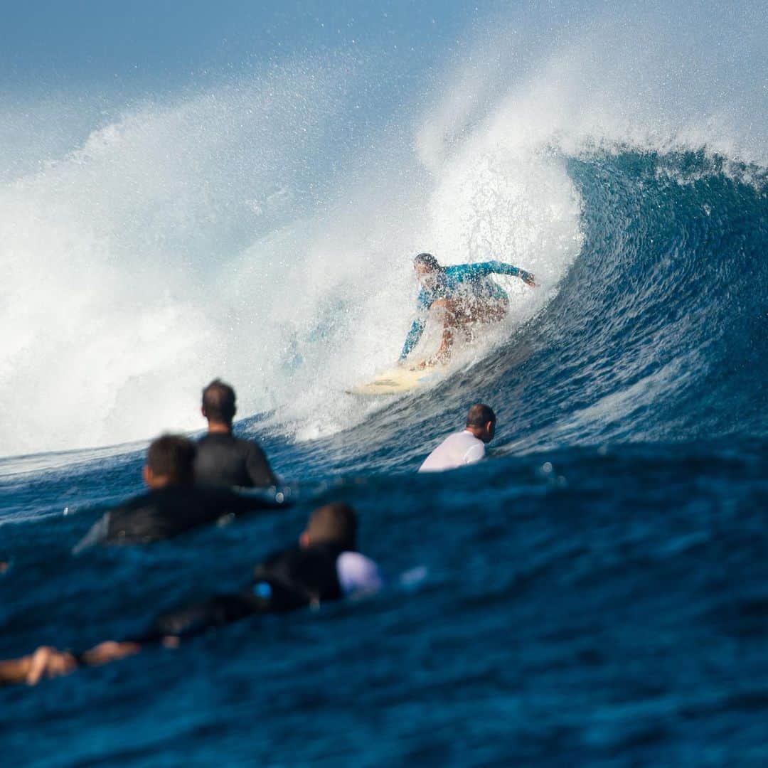 アンジェラ・磨紀・バーノンさんのインスタグラム写真 - (アンジェラ・磨紀・バーノンInstagram)「I’ve been dreaming about getting barreled at Cloudbreak for the past year.  There were doubts in my mind because I thought it was scary. But I was not about to let fear stop me. I was committed and persistent to accomplish my goal to get barreled there. After multiple attempts, I wasn’t about to let fear take control.  And as my reward, I got to see the magic of Cloudbreak behind the blue curtain!! Golden rays of sunshine pierced through the translucent blue lip line cascading over my head. The reef below me was closer and more colorful than I’ve ever seen. And as I came out I was greeted by my awesome friends who were cheering me on! I was filled with JOY from head to toe.  Thank you God for all the beautiful connections you’ve gifted me, to all the people that encouraged me in the water and supported me, #theboysofnamotu #alexgray, to the wonderful people on Namotu, and to all of my sponsors! #dovewetsuits #localmotion #pualani #nixon #beachculture999 Without you, I would have never experienced such a magical moment.  Vinaka Vaka LeVu✨💗🌴 .. 一年間Cloudbreakでのチューブを夢に見てやっと訪れた機会。覚悟は決めていたけれどもゴーーーっと大きな音と共に目の前で割れるパワフルな4-6ftの波にインサイドにはシャープな浅いリーフ。実際にCloudbreakのポイントに座っているだけで心臓がバクバク！恐怖が先に立ちなかなか波に乗る事が出来なかったけれども、諦めない気持ちがfear/怖さを成功に変えてくれました。 そしてその諦めない気持ちが私をフィジーの海のカーテンに包んでくれた💗  Fearを乗り越えた諦めない気持ちへのご褒美は、ブルーのカーテンから先に見えるキラキラと輝くゴールドの光にサーフボードの下にくっきり見える今まで見たことのない近さとカラフルなサンゴ礁。 まるで一瞬一瞬がコマ切れに写真に残る様に私の脳、心に刻まれた最高の景色✨そして、チューブの先には一緒に喜んでくれる仲間達。  人とのconnection、海/波とのconnection. 一瞬で私のラブタンクがJOYでいっぱいになった時！ こんなにも素晴らしい機会を与えてくれた海の中で私を応援してくれたお友達、Namotuの素晴らしい人々、スポンサーの皆さん: Local Motion, Nixon, Destination, DOVE, Pualani, 心から感謝しています🥰 .. #namotu #stoked #barrel #cloudbreak #surf #givingthanks #joy #god #thebestwave #connection #サーフィン #フィジー #成功への道 #感謝 #最高な瞬間 #fiji #アンジェラマキバーノン #gd_photo」10月1日 6時19分 - angelamakivernon