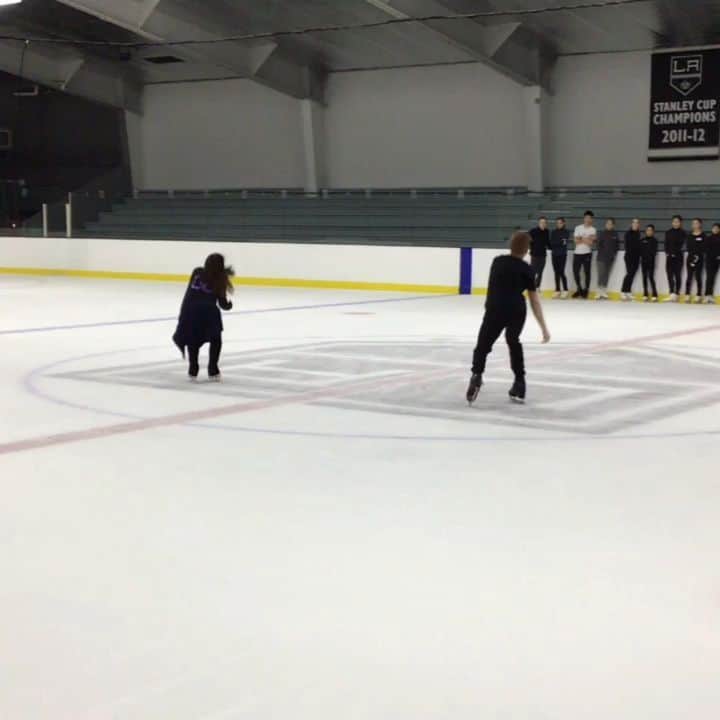ベアトリサ・リャンのインスタグラム：「✨Friday night lights✨ Annual #LAIT audition duet from the mind of @seanrabbitt 💜 this is my happy place 💜 🎥: @createdbydanelle ⛸️: Me & @seanrabbitt 🕺: @seanrabbitt 🎶: " Circles" by Greta Svabo Bech  #losangelesicetheater #icetheater #theateronice #choreography #iceskating #figureskating #coachlife #art #gretasvabobech #ludovicoeinaudi #movement」