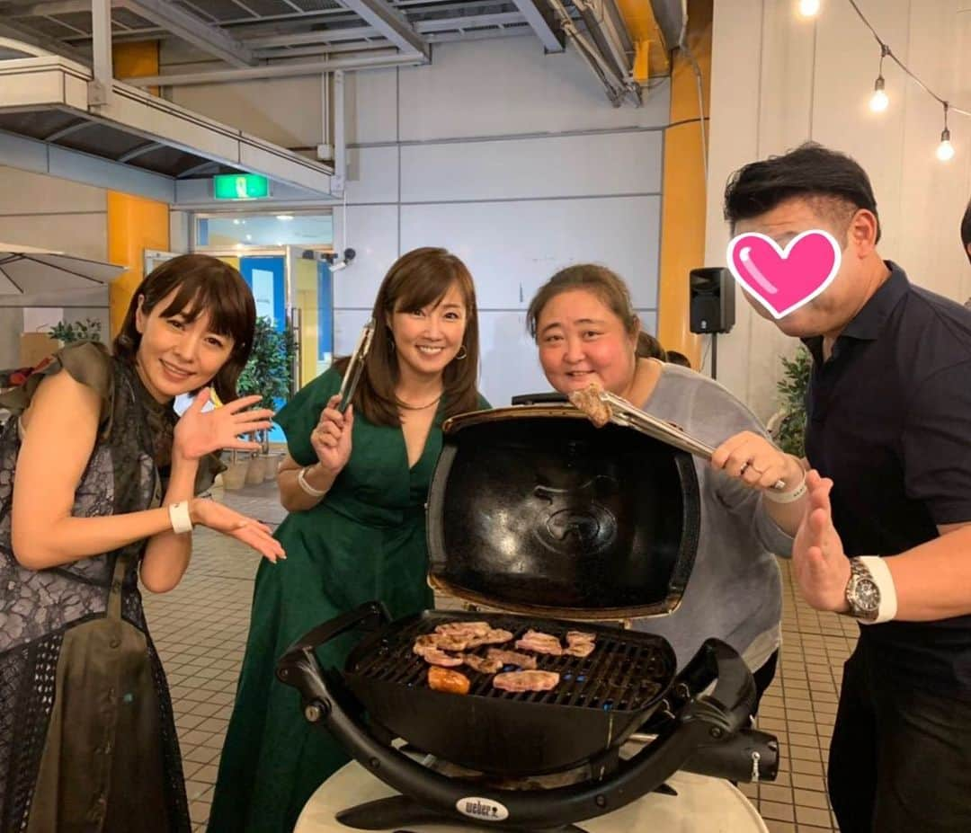 吉永愛さんのインスタグラム写真 - (吉永愛Instagram)「渋谷タワーレコード屋上にあるREAL BBQさんで 開催されました… 『KiBIRAブランド誕生七周年記念感謝祭』にご招待して頂き、千夏さんとさとう珠緒とご一緒させて頂きました✨  マグロの解体や日山のお肉もテーブルに並び、豪華なBBQでした😋 元ソフトボール選手、高山樹里さんご夫妻とテーブルがご一緒でした🇯🇵とても、素敵なご夫妻で、お肉いっぱい焼いてくれはりました🍖 サプライズで福谷社長のお誕生日のお祝い♥️めっちゃ、嬉しそうでしたよ（笑）  BBクイーンズの坪倉唯子さんの生歌も聞けて🎶たくさんの人で大賑わいでした✨アレスさんのマジックも見たかったな～😆 福谷社長、いつも、ありがとうございます♥️ これからもお体に気を付けて、素敵な靴作って下さい‼️‼️👠 ＃KiBIRA ＃KiBIRAブランド誕生七周年感謝祭り ＃BBQヴォーカル #坪倉唯子 ＃realbbq #高山樹里 #キビラ #マグロ解体 #パーティー #日山の肉」10月1日 7時38分 - a.i.yy