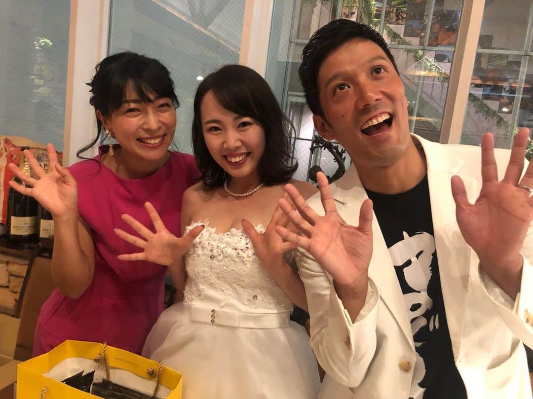 安藤あいかのインスタグラム：「静さんと千鶴ちゃんのウエディングパーティーに行ってきましたっ！ わたしと1〜2こしか歳が変わらないのにおじいちゃんみたいな静かさんと、若さのわりに落ち着いてしっかり者の千鶴ちゃん。いやいや、このふたりがくっつくって、、😂完成形すぎて逆に違和感ありありで不思議な気持ちで会場向かったけど、ふたりをみてちゃんとお似合いで心から幸せな気持ちになりました🥰 おめでとう🎉💕 ふたりらしい、アトラクション多いパーティー🥳楽しかった！！ ３枚目はカメラを近付けたら向かってくる千鶴ちゃん🐕」