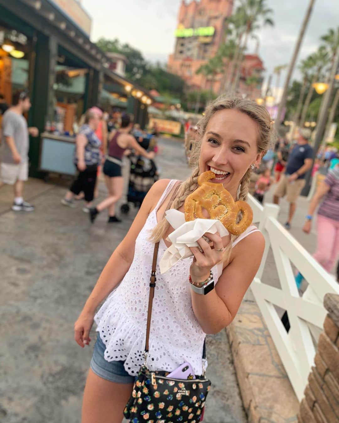 のインスタグラム：「When life gets salty, eat Mickey pretzels! 😉❤️」