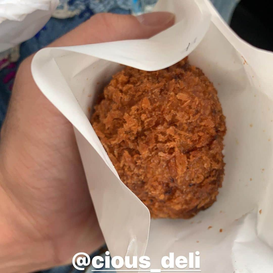 イルマニアさんのインスタグラム写真 - (イルマニアInstagram)「久しぶりに〜〜〜💓 ずっと食べたかった極メンチ食べてキタぁ😂💘 日本一美味しいメンチを売ってるこのお店✨ 牛肉×1 豚肉×2 ベーコン×1 と4つも食べてしまいました😂🔥 だってうますぎるんだよ本当😂✨ ・ ちょっと前からスープカレーも始めて次は絶対食べにいうと決めてる🔥🔥🔥 ・ お店もオシャレで奇策な夫婦で営んでるこのお店✨ 気になる方は是非✨ 来店前は連絡した方がいいかも？品切れの場合もあるみたいです！(人気店の理由)  @cious_deli  #イルマニア#mcma#静岡#沼津#極メンチ#スープカレー#シャスデリ#ciousdeli#upac#szok」10月1日 8時24分 - mcma0821