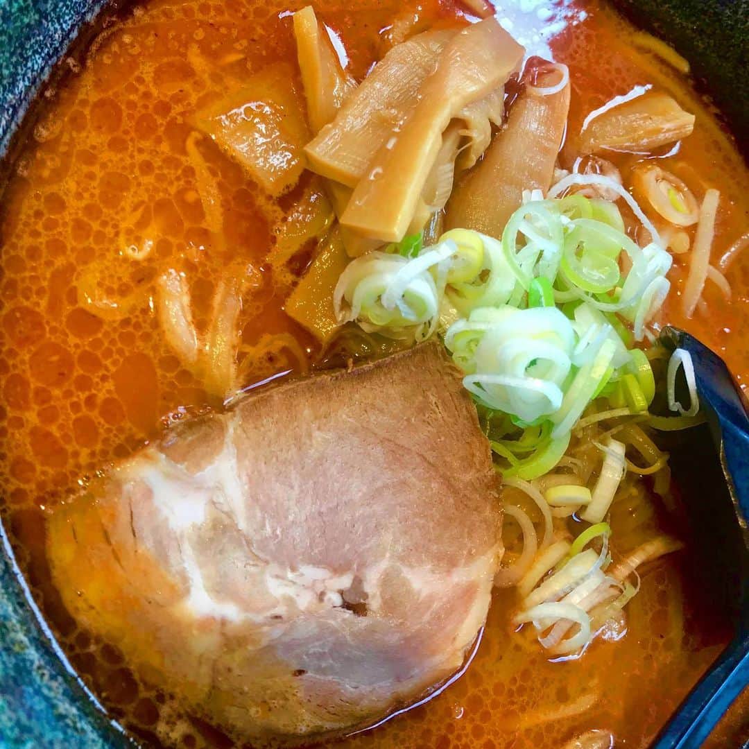 のインスタグラム：「みそら〜💗めん😚🍜 もっと濃厚でも嬉しい☺️ 朝から #ラーメン 投稿🍜（笑） だって #大好き なんだもん #🍜 #拉麺  #らーめん #らーめん女子 #ラーメン大好き #麺類 大好き #味噌ラーメン #北海道 でまた1日5食くらいラーメン食べ歩きしたい #love #japan #japanesefood #ネギ は白髪ネギが好き #メンマ はこの5倍欲しいけど味がついていて欲しい #チャーシュー はたまに食べます（笑） 本当は器に口をつけてスープを飲むと風味が1番感じて好きだけどやらない😎 残ったスープに #海苔 と #胡椒 を入れてご飯にのせて食べるとおいしーけどやらない😎  #instafood #ramen 味にはコクが重要 ただ辛いとかただ濃厚でも美味しくない #料理 大好き #instagram #model  #替え玉 するとヌルくなるから苦手 だったらもう一杯頼みたい😚🍜 #すみれ #本店 #味の一平 また行きたい ただべろは火傷覚悟🐒✨」