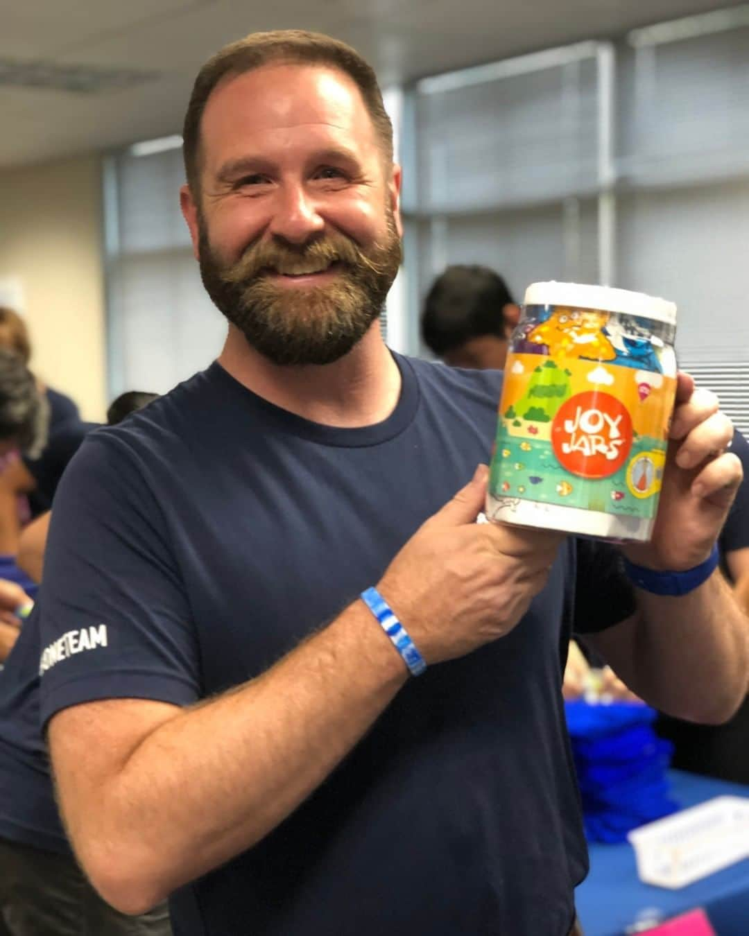 Panasonicさんのインスタグラム写真 - (PanasonicInstagram)「Jars full of joy! Panasonic Avionics employees teamed up to stuff 3,000 JoyJars for kids fighting cancer to encourage them to “Never Ever Give Up”. #PanasonicCares #CSR #SocialGood #Volunteerism」10月1日 8時30分 - panasonic