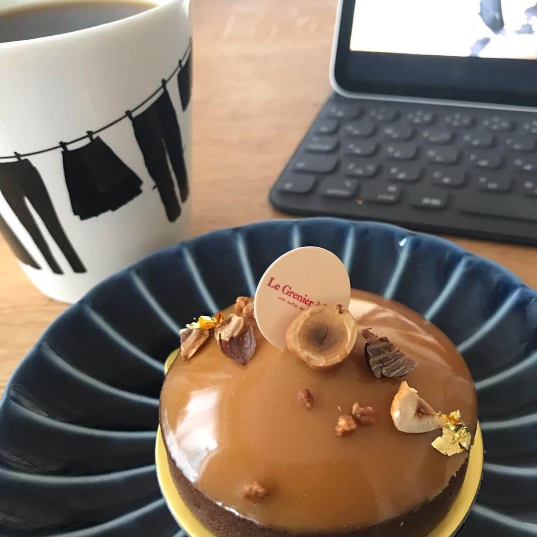 のインスタグラム：「10月ですね🎃 ９月は、あまりにも、NetflixとAmazonプライム漬けになっていました。最近は、エミー賞を獲ったfleabag 、バチェラー3、Queer eye 、ブラックミラーがお気に入りです。 ✳︎✳︎✳︎✳︎番組告知✳︎✳︎✳︎✳︎ 10月1日(火) 「踊る！さんま御殿！！」 夜7時〜の３時間SPに出演します。 「女子アナVSズケズケ女」 ぜひご覧くださいませ！ 小林茉里奈アナと榎本麗美アナと📸 #踊るさんま御殿 #日テレ #小林茉里奈  #榎本麗美 #netflix  #amazonプライム  #fleabag  #queereye  #blackmirror  #バチェラー」