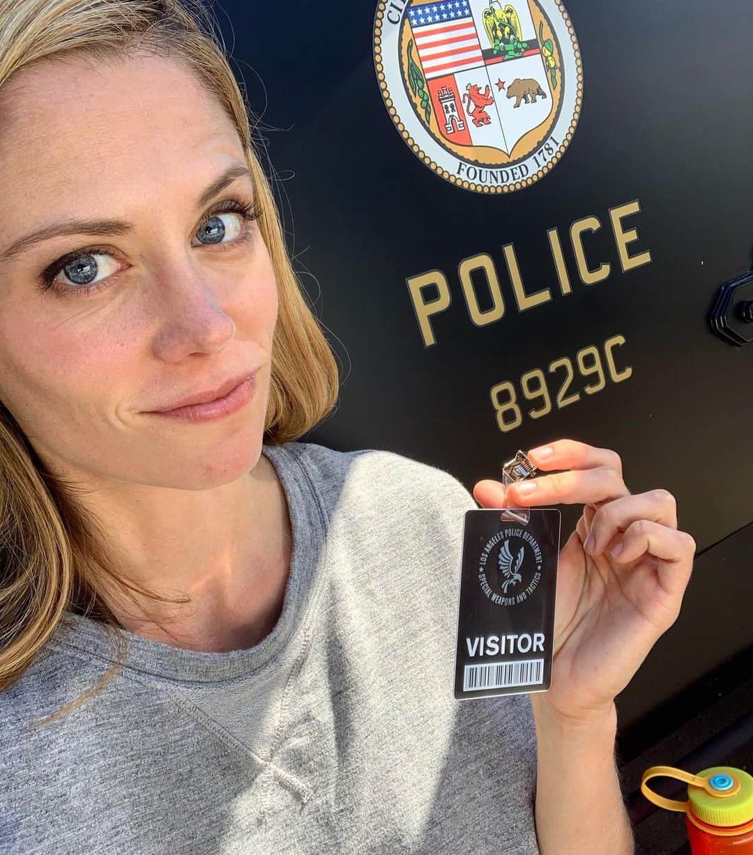 クレア・コフィーのインスタグラム：「thanks again for having me, @swatwriters! Always a thrill to get some QT with Betty 🖤」