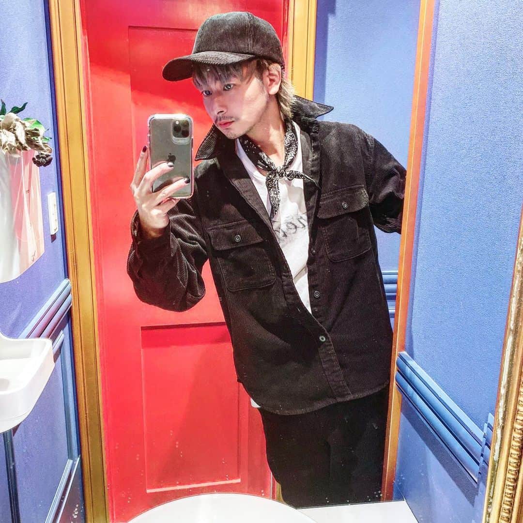 のインスタグラム：「9月も沢山のご来店 ありがとうございました😆 昨日のsecret colorセミナーも 70名の方にご参加頂き ありがとうございました😊 @0114akito あきと☺️ありがとね 沖縄楽しんできて🌺 @chihiro23512 ちぴ😊ありがとね ウルフージュ🐺✨似合ってた😆 オンラインサロン ✨secret color✨ 募集枠増やしてあるので ぜひご入会お待ちしてます☺️ ✨ココロサプリ✨ 引き続き無制限で募集してるので ぜひ☺️おまちしてます✨ では！増税1日目10月サロンワーク✂︎ はりきっていきましょ🤓 結局増税前何も買ってない笑」