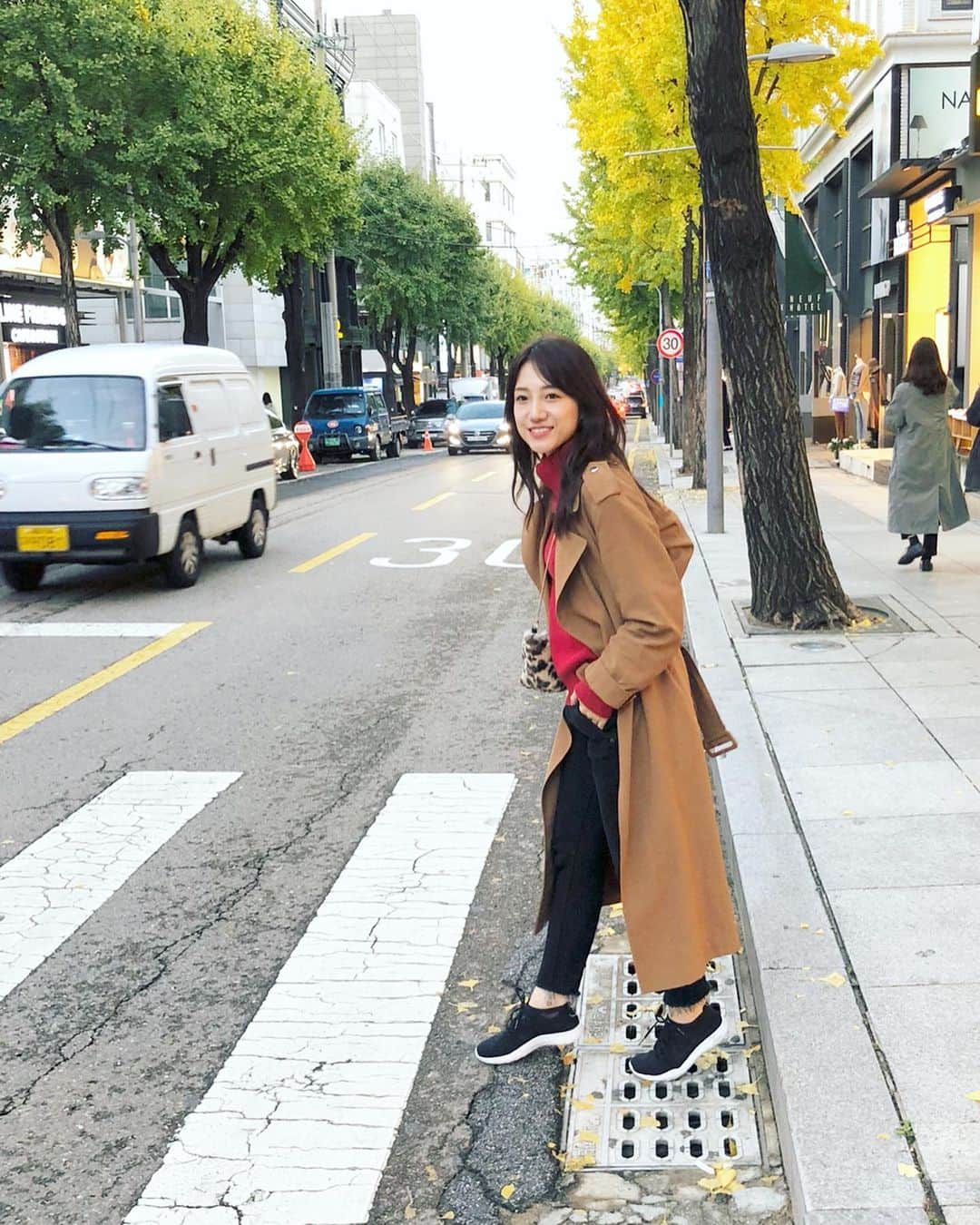 のインスタグラム：「10月スタート🚦 今月は原点に立ち戻ってのリスタートになりそうです🏃‍♀️ 新たな資格取得に挑戦したりしながら 自分磨きしてゆきます🧘‍♀️♡ 今までは新たに何かに挑戦、となると 自分の道がそれるイメージだったけど 今は自分の基盤が分かるから挑戦したものが肥やしになって自分の道が広くなるイメージ🛤  去年の10月は韓国行ってたな〜と 写真振り返ってたらすごく行きたくなって 写真韓国集になってしまいました🇰🇷 (個人的に好きな趣味のものばかり🙇‍♀️) とりあえず動いて色んなもの吸収して また変わった自分がみたい🙂 ..去年の顔も違う笑 なんか若い笑笑  #10月#リスタート#食欲の秋#旅欲 #go#october#latergram#travel#fashion#food#」