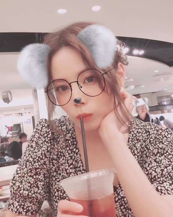増田愛里菜のインスタグラム：「撮影の合間のオフショット🎥💛🥤🐨 . . 撮ってくれたのはむにたん🧒🏻💙 . . 『撮ってあげる〜』って言われて写真かと思ったら動画だった😂💫 . . 身長差が30㎝(しかない笑)あるから、ローアングルです。笑 . . . (後ろから現れるマダムにも一瞬スタンプが🤭) . #photo #photoshoot #portrait #movie #撮影 #待ち時間 #カフェ #東京 #表参道」