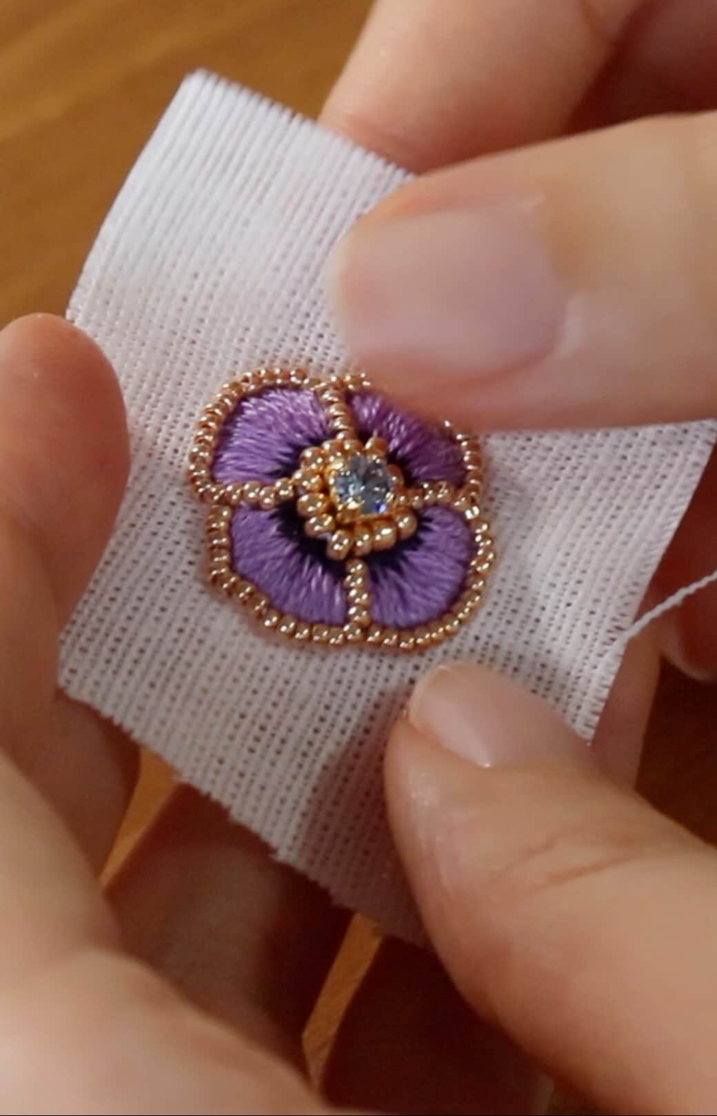 handmade shopのインスタグラム：「作るって楽しい﻿ ﻿ 続きはどうぞyoutubeからご覧ください﻿ 🔎eri yamazato﻿  #dmcembroidery ﻿ 10月5日(土)〜7日(月)の3日間でpopupを開催します﻿ 13時〜19時(最終日のみ18時まで)﻿ senri 福岡市中央区白金2-7-8-1F﻿ ﻿ 2019年最後の対面販売となりますので﻿ ぜひお誘い合わせの上遊びにいらしてください🌜」
