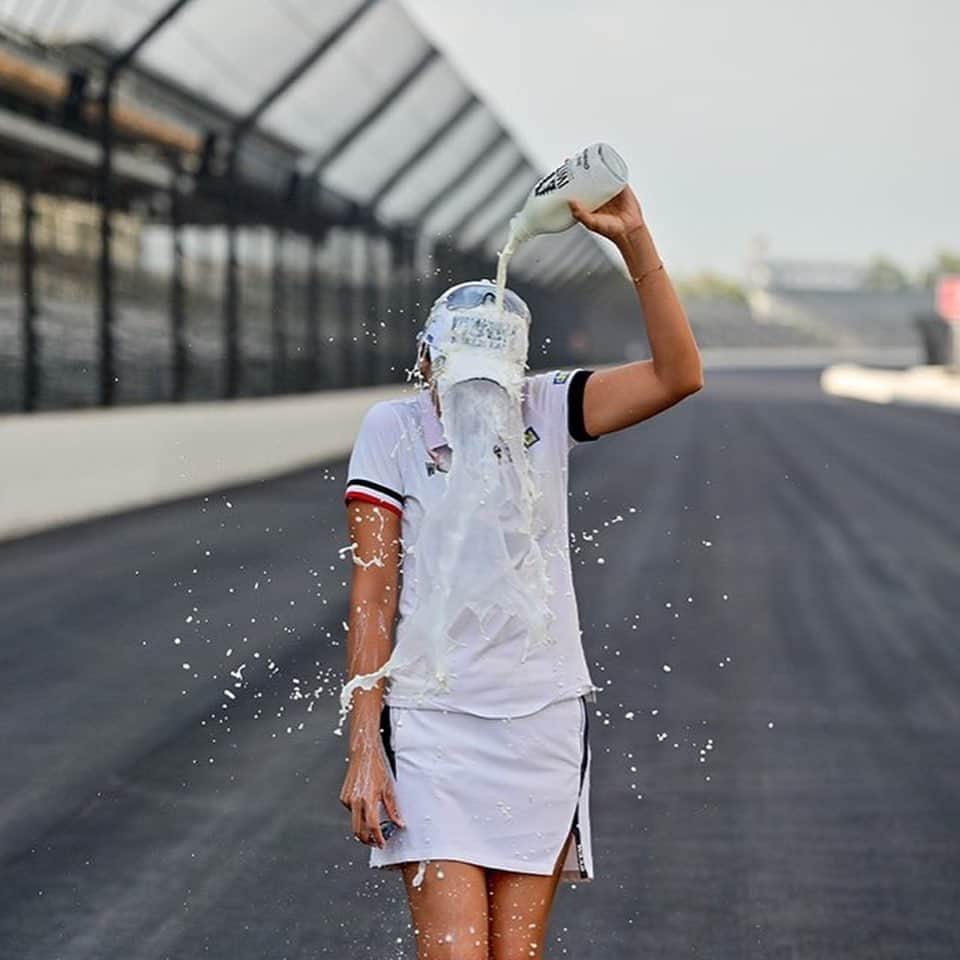 ハー・ミジョンさんのインスタグラム写真 - (ハー・ミジョンInstagram)「나한테 원한있는분들인듯🤨💦ㅋㅋㅋ This feels awesome🍾💦🥛 thank you everybody who made my underwear super wet😭  #pour #champagne #water #milk #💦」10月1日 9時47分 - mi_jung1205