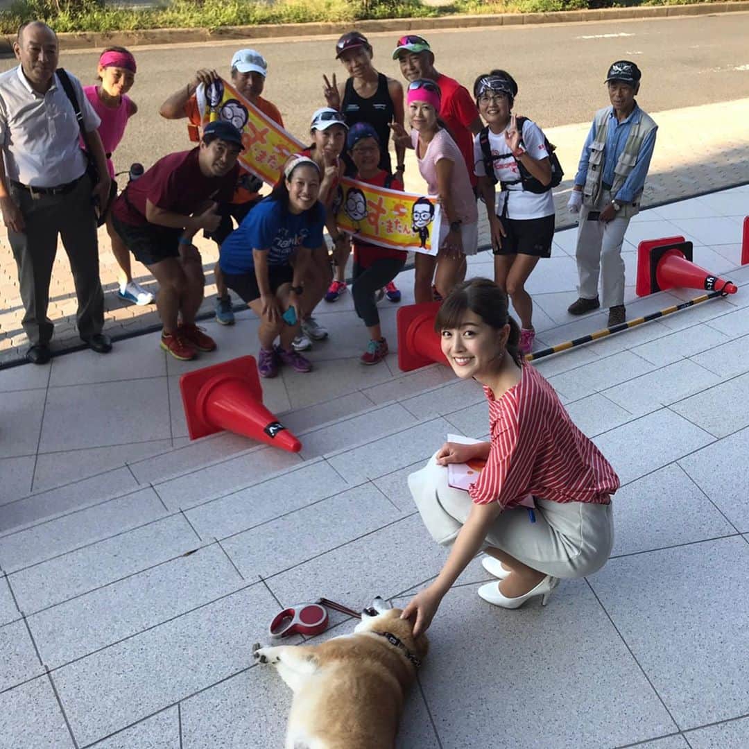 中村秀香のインスタグラム：「今朝は #すまたん お天気コーナー担当でした。ありがとうございました🙇‍♂️ .  ytv玄関前に来て下さった皆さんの中には、私が大好きな犬の姿も☺️人懐っこくてびっくり！くつろいでいる姿に癒されました〜✨」