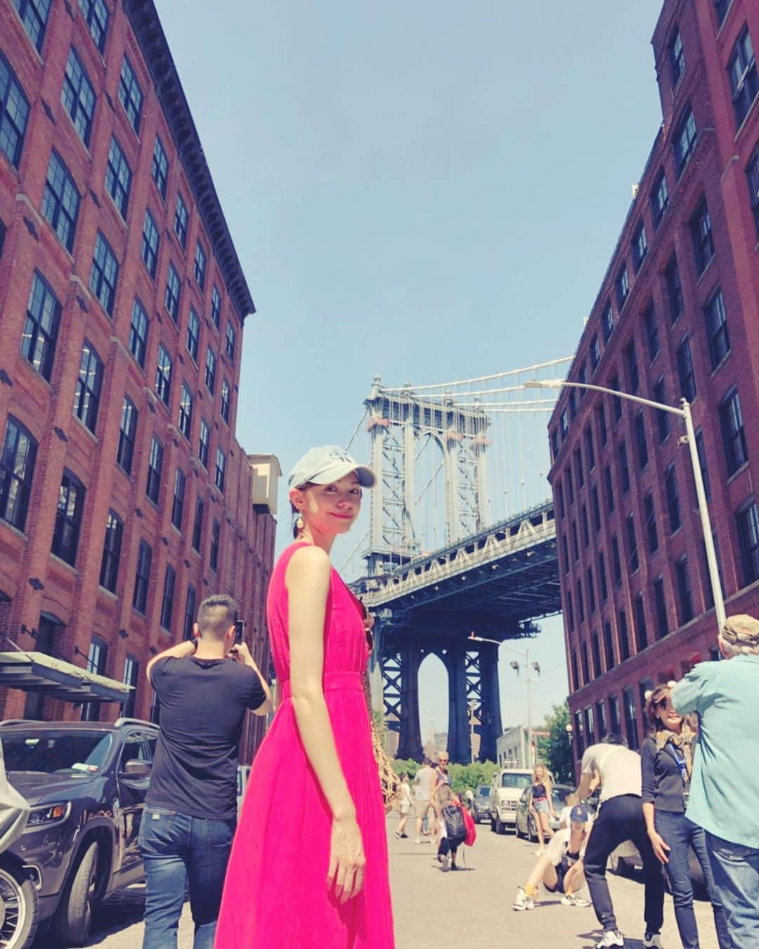 横山エリカさんのインスタグラム写真 - (横山エリカInstagram)「Me, Manhattan Bridge, and a bunch of other tourists taking the same picture🗽#perfectshot 😂 #brooklyn #dumbo #newyork #washingtonstreet #waterstreet #september」10月1日 10時09分 - erika0630