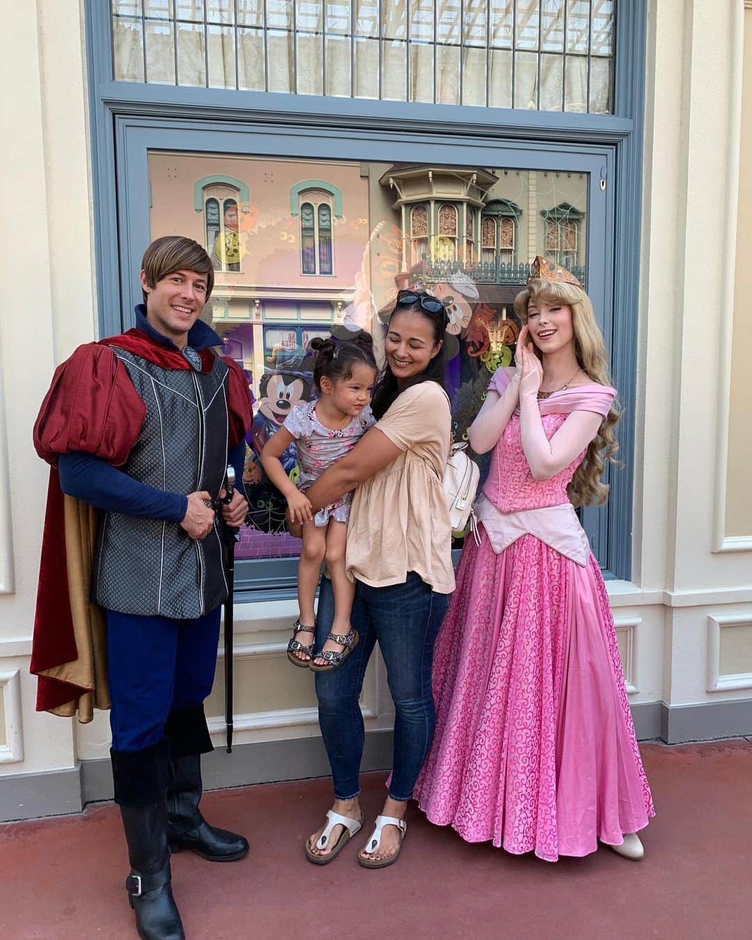 エリナ シルカのインスタグラム：「She was so happy, she couldn’t look at Auroa directly 😂😂😂 娘、プリンセスが綺麗すぎて、直視できなかったらしい。めちゃくちゃ照れまくった結果、逃げ出しました😅😂」