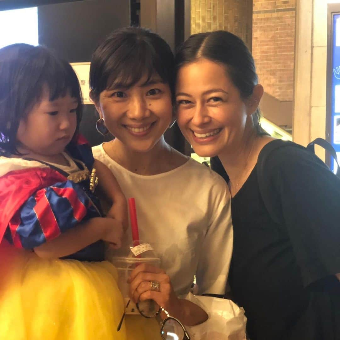 潮田玲子さんのインスタグラム写真 - (潮田玲子Instagram)「お誕生日の朝、親友からお花が届きました💐 出会った当初は週４は会って遊んでたと思う🙃笑 今じゃお互い二児の母になり彼女は旦那さんの仕事の都合で北海道に。 年に一回くらいしか会えなくなったけど、変わらず毎年お祝いしてくれるそんな彼女は誰よりも愛情深くて太陽みたいな人🌞 私よりたぶん7個くらい？下だったと思うけど彼女みたいに愛情深い人になりたいっていつも憧れます💓 親愛なるD。 いつもありがとう😊😚💓💓💓 @alohawifey  #親友 #大好きな人 #最高のハッピーガール #いつ会っても美しい #むしろ笑顔が眩しいくらい #たまに日本語間違えて #おまえーーーって #メールくるけど #そこもまた可愛くて好きすぎる🤣 #写真は先日会いに来てくれた時の #次はいつ会えるかな」10月1日 10時17分 - reikoshiota_official