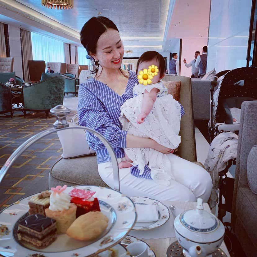 酒向杏奈さんのインスタグラム写真 - (酒向杏奈Instagram)「. . 日本からバリ経由で旅行にいらした麻佑子さんとリッツ・カールトンでアフタヌーンティー🍰 . 私の通学講座にも来てくださっていた麻佑子さんにマレーシアで会えるなんて！ . 片手に抱っこで中々お上品には食べられなくなってしまったけど💧 . ベビーカーで眠っている間にゆっくり飲めた紅茶が美味しかった〜 . 寝ていてくれたお陰で近況報告などもしっかり話せました♪ . 生演奏でなぜか冬ソナが、懐かしい😂 . 日本はもう秋のファッションだと思いますが、こちらは相変わらず夏です！！ . ショップはもちろん秋物入荷しているのですが…着る気がしない。笑 . #リッツカールトン #マレーシア #アフタヌーンティー #クアラルンプール移住  #マレーシア生活 #女の子ママ #生後5ヶ月」10月1日 10時15分 - annacotta715