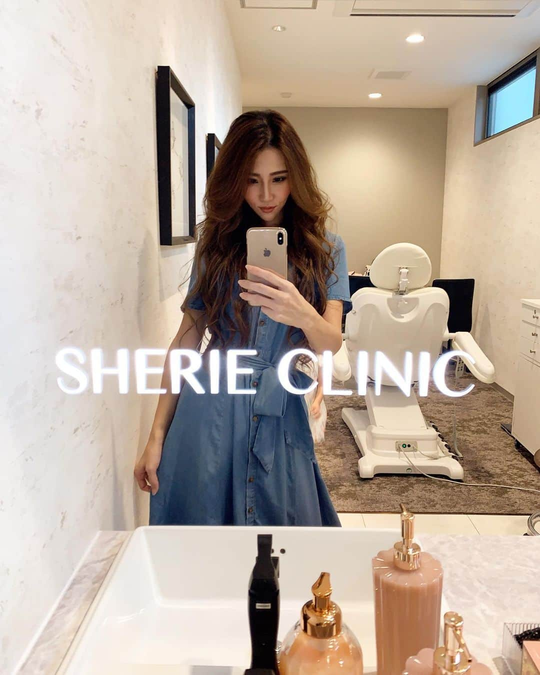 芹澤明日香さんのインスタグラム写真 - (芹澤明日香Instagram)「. . 本日【SHERIE CLINIC】Openです🎉✨ 代表の岩城真理子さんが全てにおいてこだわり 患者様の事を考えた素敵なクリニックです🏥✨ . SHERIE CLINICでやりたい🤗 けど1人だと不安…行きづらいなどあれば ご都合合う日にご一緒します🌈 instagramのトップからGmail飛べるのでそちらに 連絡下さい📩クリニック以外の事はお返事しません！ DMだと毎日100件以上きてるので見落とすことが… 1人でも多くの方が笑顔になって頂けるように コンシェルジュとしてお役に立たせて下さい😌💗 . . 【SHERIE CLINIC】 @sherie_clinic  東京都新宿区歌舞伎町2-26-10-4F 代表 岩城真理子 @mariko_iwaki . . #sherieclinic #beautyclinic #beauty #beautycare #アラガン #美容整形 #美容皮膚科 #整形 #美肌治療 #美容 #痩身 #ボトックス #美容クリニック #シミ取り #ニキビ跡ケア #脱毛 #ヒアルロン酸 #アンチエイジング」10月1日 10時20分 - 1219asuka