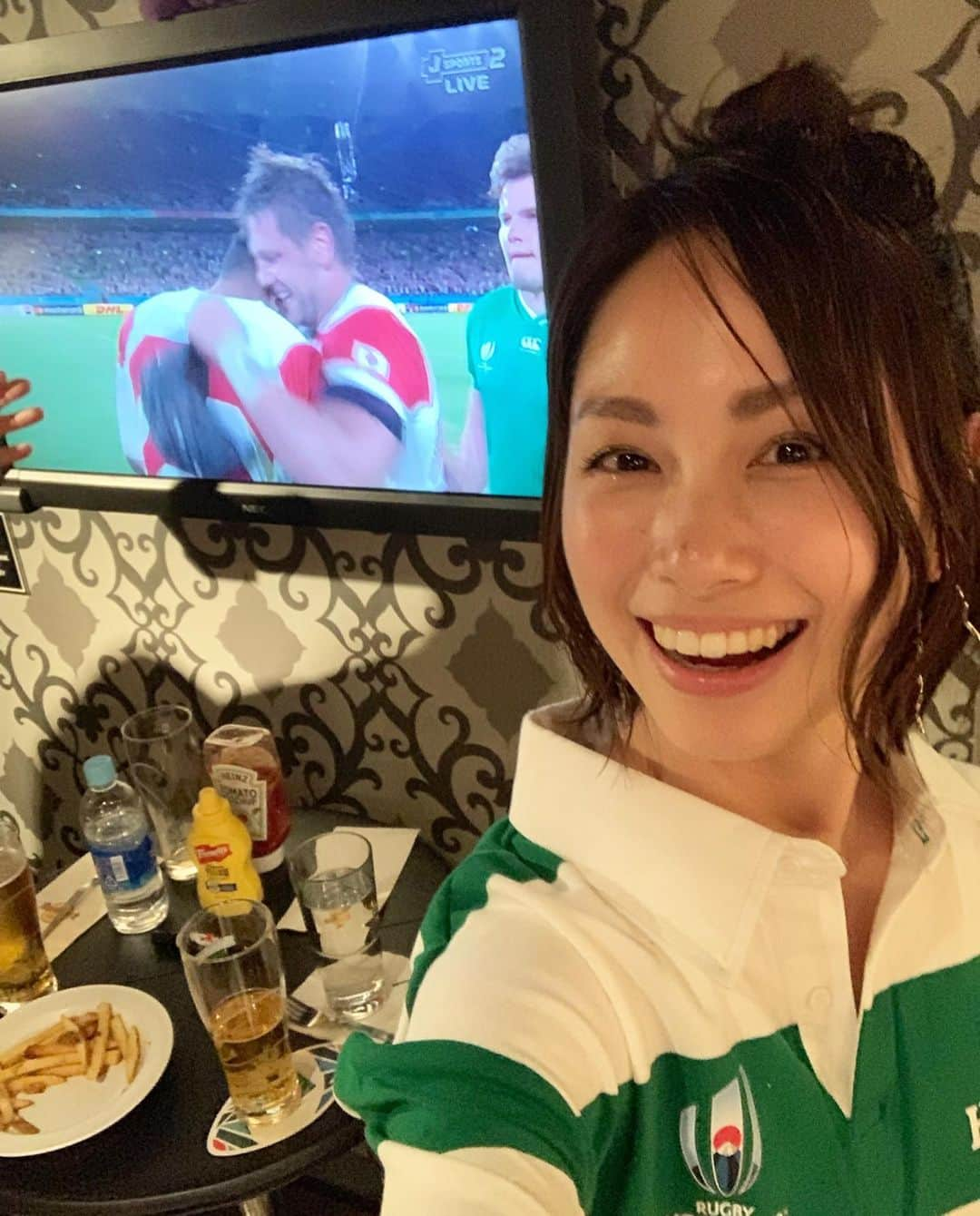 寺田有希さんのインスタグラム写真 - (寺田有希Instagram)「#rwc2019 日本🇯🇵vsアイルランド🇮🇪 …鳥肌が止まなかった(´；ω；`)🏉✨ ・ ・ やっと落ち着いて記事書いてます 正直、負けると思ってました 大差で負けてしまうと思ってました なのに…！！！！！！！！ ・ ・ ありがとう日本代表(´；ω；`)🏉✨ ありがとうラグビーの神さま(´；ω；`)🏉✨ ・ ・ 私は六本木ハードロックカフェでイベントでした🏉✨ 最高の瞬間を、みんなで一体となって応援できて…最高としか言えなかった(´；ω；`)🏉✨ ・ ・ ラグビーに関われて幸せだと思った ラグビーを好きになって幸せだと思った ・ ・ 悲願の決勝トーナメント進出へ！ みんなで応援を続けようー！！！📣🏉✨ ・ ・ #ラグビーワールドカップ2019  #ラグビー #rugby #ラグビー日本代表 #ラグ女 #ストリートラグビー #streetrugby #さあいこう  #おめでとう #最高 #寺田有希 #teradayuki」10月1日 10時38分 - terada_yuki