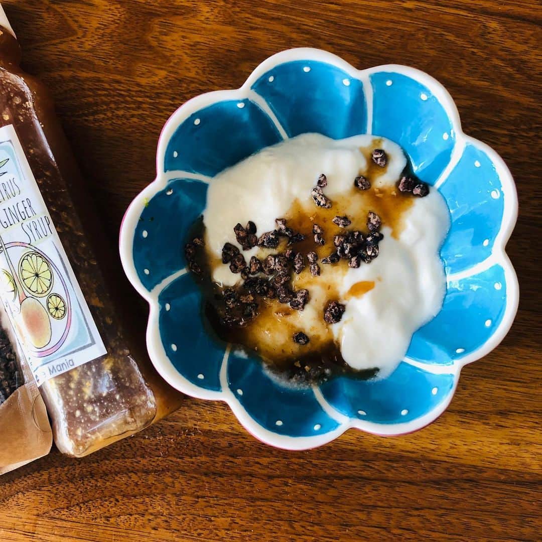 のインスタグラム：「あまりにも美味しすぎて、今朝も。 soyグルトに @lifesmilemarche で getした @sauce.mania のcitrus ginger syroup & @yaeco.official  のほんのり甘さがついてるシュガードニブ(カカオニブ) ここに、バナナ🍌や イチジクなど 加えてみてる。  あー 幸せ。 今日もよい一日を。」