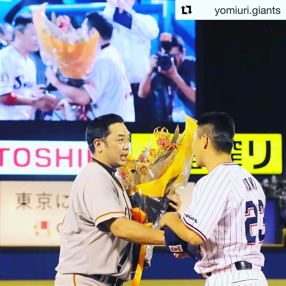 青木佐知のインスタグラム：「#Repost @yomiuri.giants with @get_repost ・・・ レギュラーシーズン最終戦❗たくさんのご声援ありがとうございました✨ #阿部慎之助 選手 #ヤクルトスワローズ #青木宣親 選手 #山口俊 投手 #小林誠司 選手 #岡本和真 選手 #山本泰寛 選手 #原辰徳 監督 #ありがとう慎之助  #神宮球場  #巨人 #ジャイアンツ #読売ジャイアンツ #giants  #和と動 ・ 阿部選手、 現役生活お疲れ様でした。 温かいお言葉をありがとうございました。 素敵な写真でしたので、 repostさせていただきました。 ありがとうございます😊」