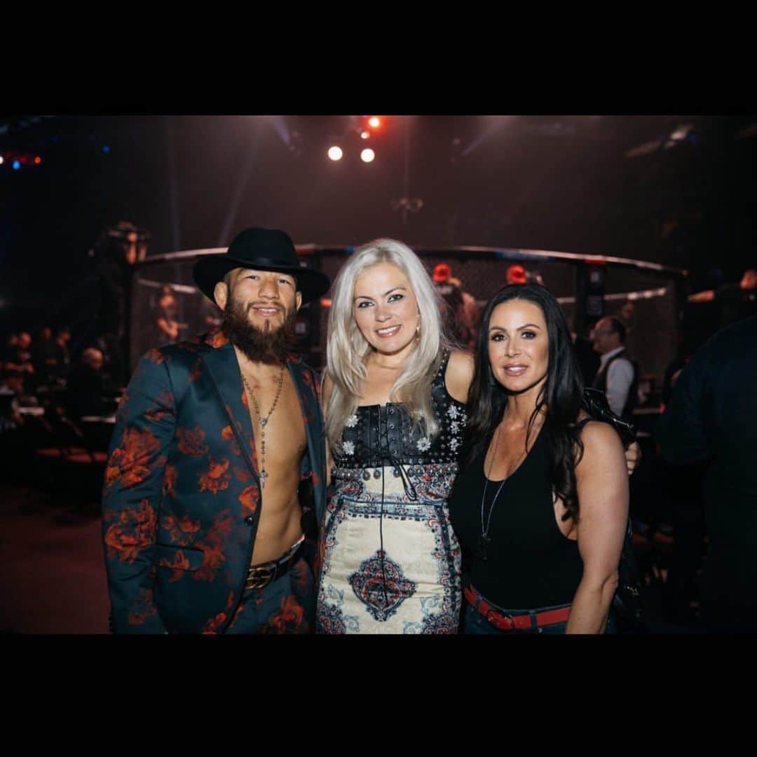 Kendra Lustさんのインスタグラム写真 - (Kendra LustInstagram)「Good friends are like stars, you can’t always see them but you they’re there. Love these 2 ❤️ @jarchmma & his beautiful wife @mrs._archuleta at @bellatormma #mma」10月1日 10時49分 - kendralust