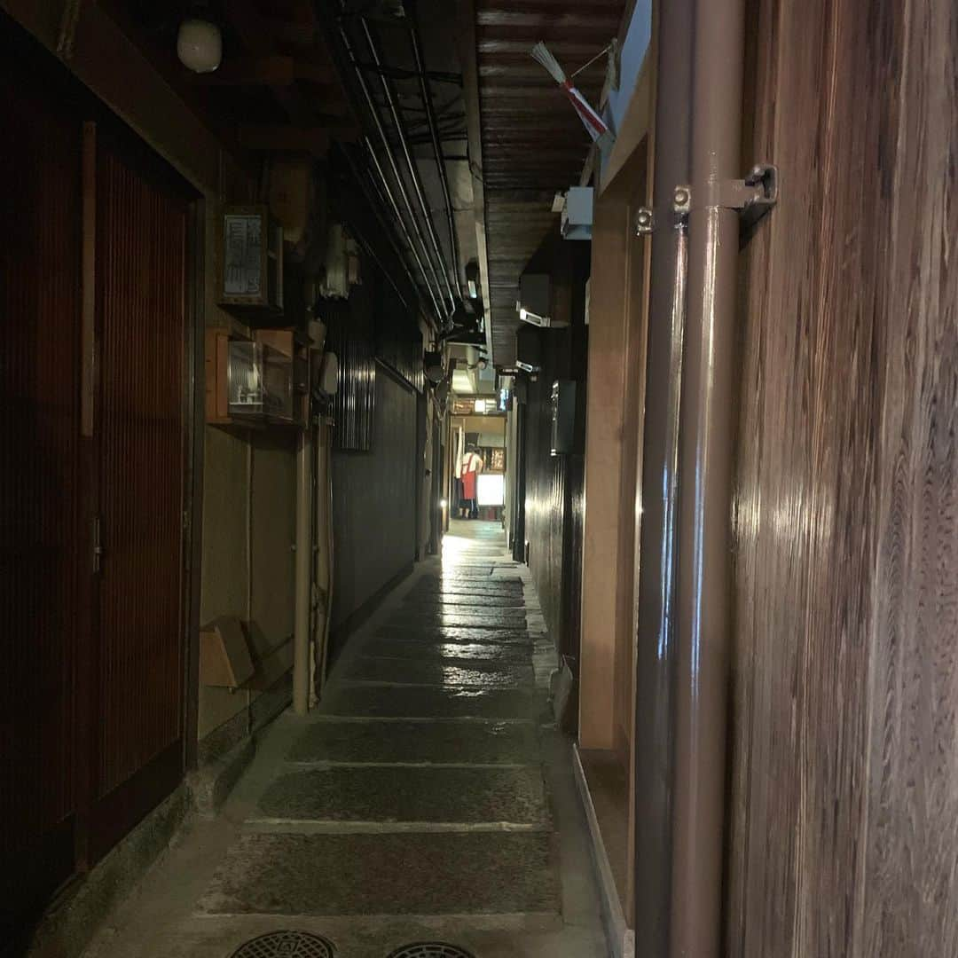 青山有紀さんのインスタグラム写真 - (青山有紀Instagram)「おばんざいの神さまと💛 先斗町の余志屋さんは20年程前に姉に連れて行ってもらってから変わらずわたしの中でナンバーワンに好きなお店。家族との思い出もたくさん詰まってる✨ わたしの京都案内本 #週末京都 でも取材させていただきました（巻頭ページです！） #いつも本当に美味しいですご馳走さまでした🙏✨」10月1日 11時02分 - yukiaoya