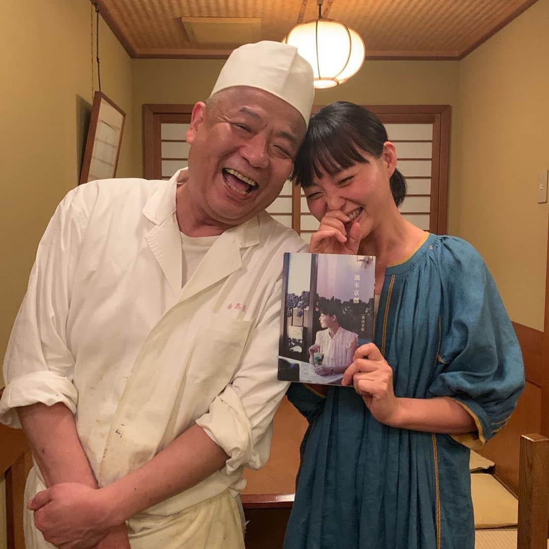 青山有紀さんのインスタグラム写真 - (青山有紀Instagram)「おばんざいの神さまと💛 先斗町の余志屋さんは20年程前に姉に連れて行ってもらってから変わらずわたしの中でナンバーワンに好きなお店。家族との思い出もたくさん詰まってる✨ わたしの京都案内本 #週末京都 でも取材させていただきました（巻頭ページです！） #いつも本当に美味しいですご馳走さまでした🙏✨」10月1日 11時02分 - yukiaoya