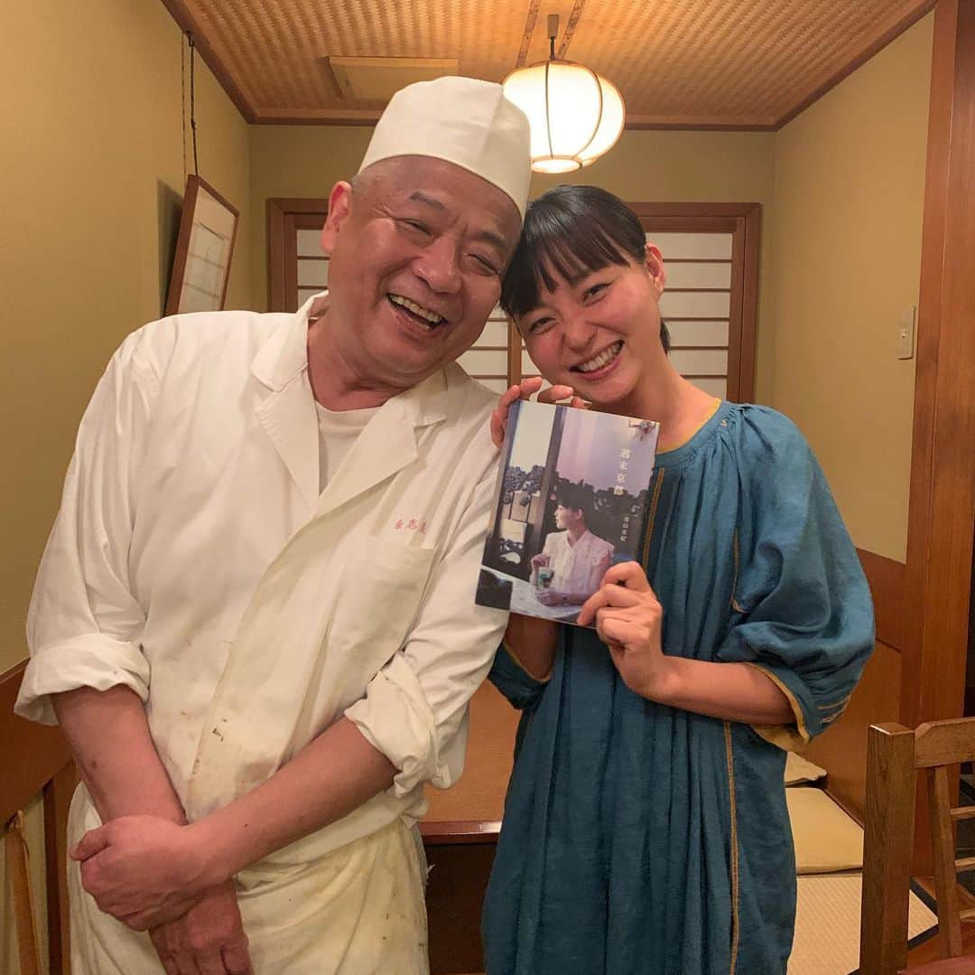 青山有紀さんのインスタグラム写真 - (青山有紀Instagram)「おばんざいの神さまと💛 先斗町の余志屋さんは20年程前に姉に連れて行ってもらってから変わらずわたしの中でナンバーワンに好きなお店。家族との思い出もたくさん詰まってる✨ わたしの京都案内本 #週末京都 でも取材させていただきました（巻頭ページです！） #いつも本当に美味しいですご馳走さまでした🙏✨」10月1日 11時02分 - yukiaoya