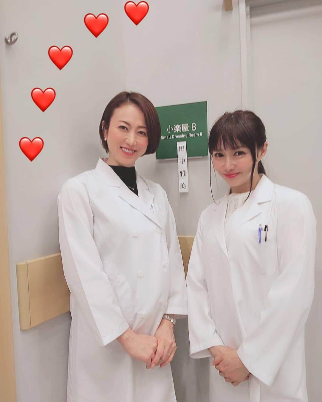 田中雅美さんのインスタグラム写真 - (田中雅美Instagram)「先日、ゲスト出演させていただいた舞台「友情〜秋桜のバラード〜」 三村先生役でご出演されていた、歌手として女優として活躍されている天咲美悠さん。 実は、随分前にお友達のお店でお会いしたことがありまして、長い時を経て、こうして一緒の舞台に立てるなんて！！ 美悠さんがいらしたので、リラックスして参加することができました。 ありがとうございました😊  そして2枚目は、看護師の佐々木さん役のささきくみこさん。 ゲストシーンの打ち合わせにお付き合いいただき、緊張していた私を含めゲスト出演者の皆さんに対して、明るく優しく接してくださいました。 なんと、この作品の初演では、中学生役で参加してたそうです。すごい。  3枚目は、 現役時代からお世話になっているお医者さんの平石先生と奥様。 公演を観に来てくださっていたとのことで、お久しぶりにお会いできました。 平石先生も、もしかしたら今後の舞台でゲスト出演されるかも？？？ 観たい😆  #骨髄バンク #舞台 #友情 #天咲美悠 さん #ささきくみこ さん #平石クリニック #平石先生」10月1日 11時05分 - tanakamasami_official