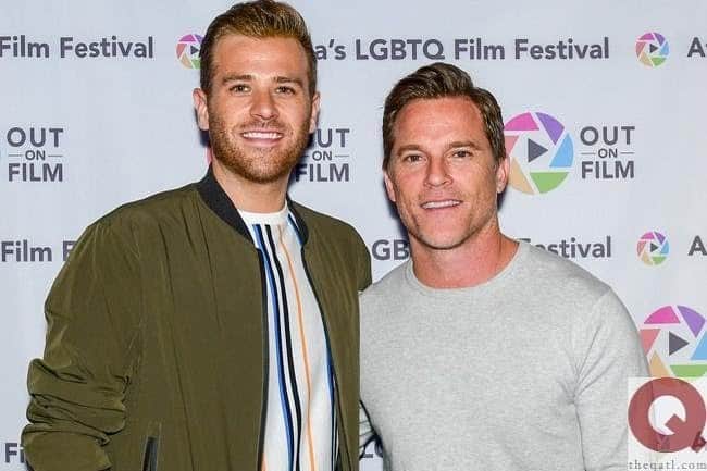 マイケル・ドイルのインスタグラム：「Wait. Is @scottevansgram that much taller than me? Thank you Atlanta & @outonfilm for a great weekend!」