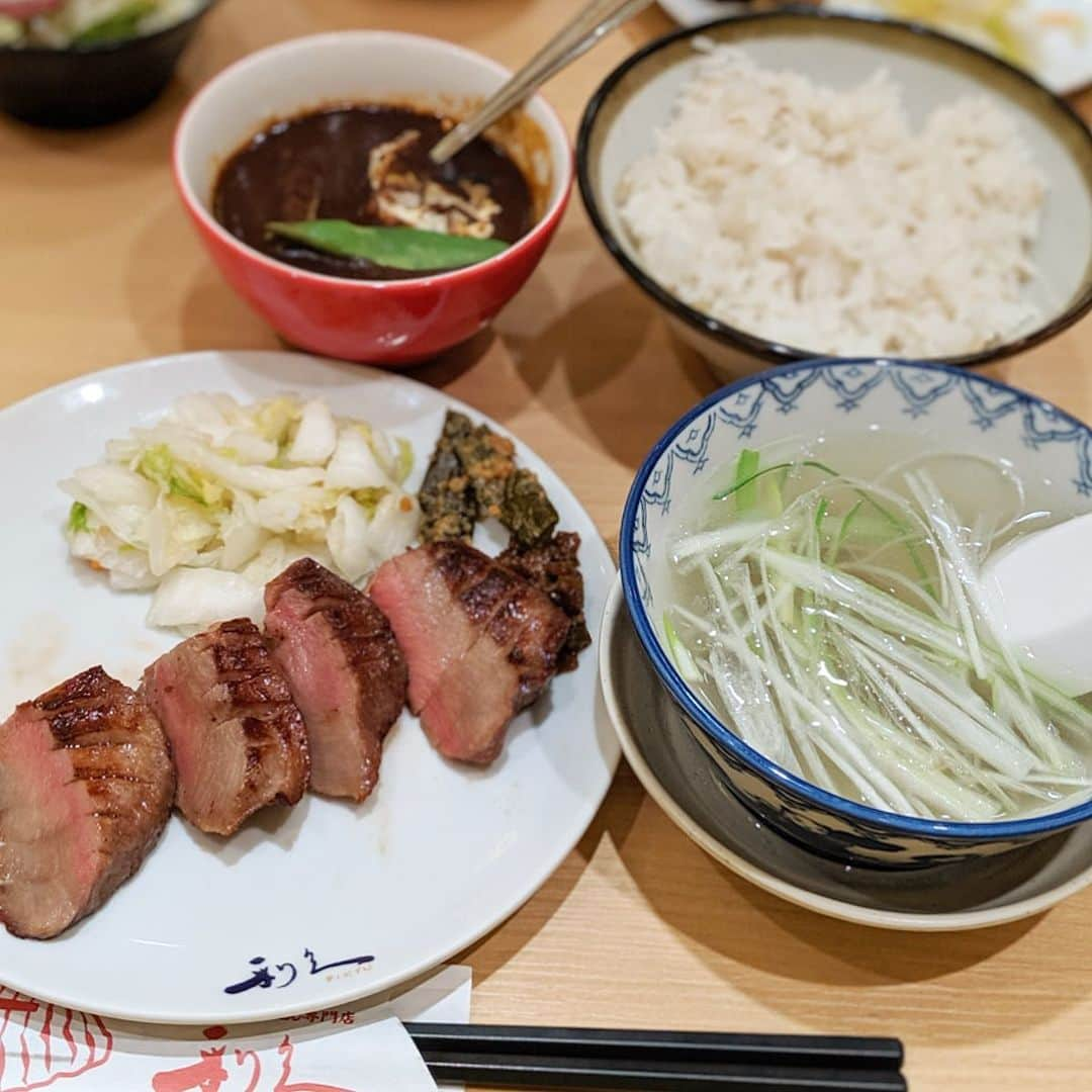 大見さなえさんのインスタグラム写真 - (大見さなえInstagram)「厚切りの牛タン極☺️🥓﻿ 仙台の味 牛タンが食べられるとして﻿ お馴染みの『#利久 』新宿ルミネスト✨﻿ ﻿ 炭火で芳ばしく焼き上げられた牛タンは﻿ しっかりとした厚さで、歯切れがいい☺️﻿ 相性抜群の南蛮味噌、麦とろろご飯に一緒にいただきます(*´꒳`*)🍚﻿ ﻿ 宮城県仙台市内を中心に﻿ 東京、愛知、大阪、福岡などの都道府県でも気軽に味わえるお店✨﻿ ﻿・ そして今日10月1日 19時〜3時間スペシャル✨ テレビ朝日『#ご当地麺総選挙』🍜 私も投票しました😍📔！！ (インタビュー取材は都合あわず) ・ どこが1位になるか楽しみ(´-`).｡💓 博多うどん、博多ラーメン、ラーソーメン、カプチーノラーメン… 福岡にも美味しい麺たくさんある🤤 ・ #仙台牛タン #仙台名物 #ご飯に合う #牛タン﻿ #タン #極タン #めぐログ_新宿 #新宿ルミネエスト﻿ #新宿 #肉 #お肉 #meat #厚切り牛タン #pixelで撮影」10月1日 11時21分 - tabe_megumi