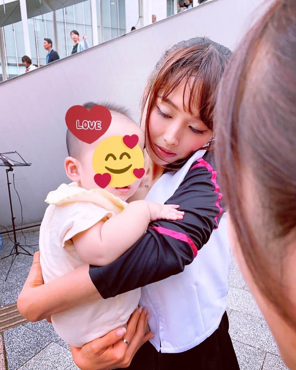 小池ジョアンナのインスタグラム：「音楽をやっていると素敵な出逢いが本当に沢山あるよ。  一昨日のストリートライブに来てくれた、 ファンの方の赤ちゃん、、👶❤️ 抱っこさせてもらいました🥰 _ やっと、やっと会えた天使✨✨ _  最後は、妊婦さんでもうお腹も大きくなった頃に夫婦でライブに来てくれて、 「次は3人で来るね！」って言って下さったんだけど… _ 本当に3人で来てくれました✨✨ _ 元気に生まれてきてくれてありがとう。 出会ってくれてありがとう❤ _ 素敵な「初めまして」が言えた日。 また大切なファミリーが増えました👪❤️ #baby #family #love #pretty #cute」