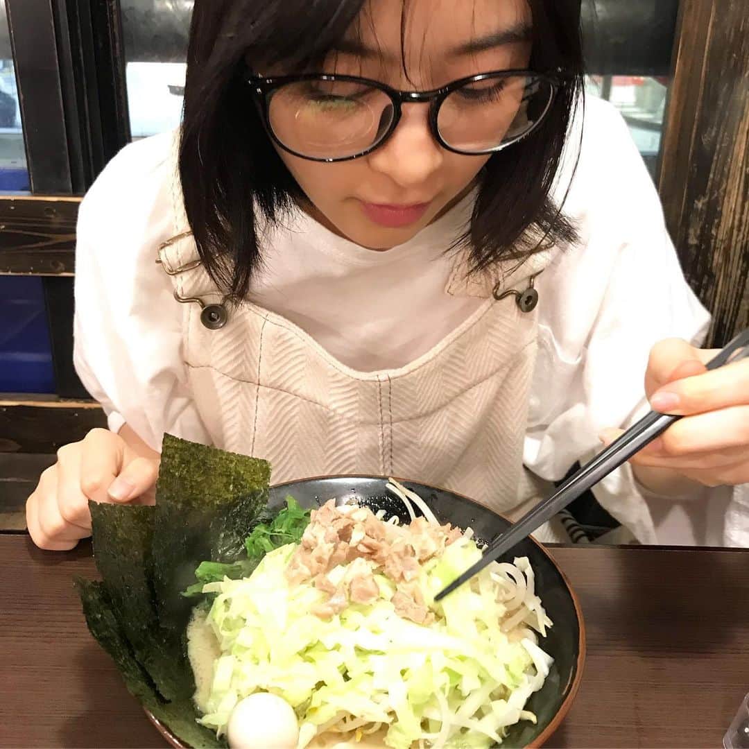 森七菜さんのインスタグラム写真 - (森七菜Instagram)「久しぶりのラーメン🍜 #野菜たっぷり #お仕事終わりの一杯 #メガネくもってたわね」10月1日 21時20分 - morinana_official