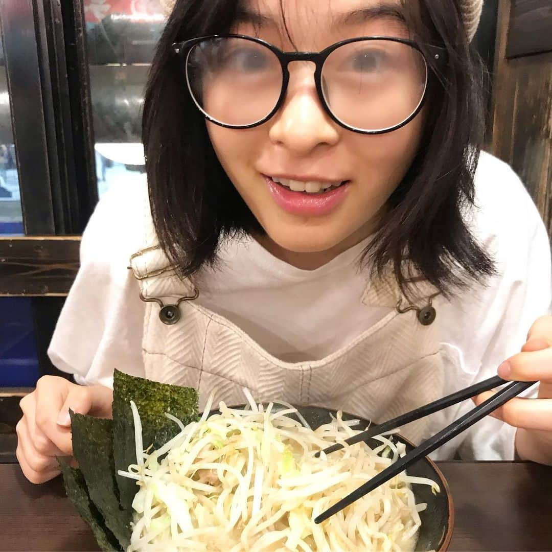 森七菜さんのインスタグラム写真 - (森七菜Instagram)「久しぶりのラーメン🍜 #野菜たっぷり #お仕事終わりの一杯 #メガネくもってたわね」10月1日 21時20分 - morinana_official