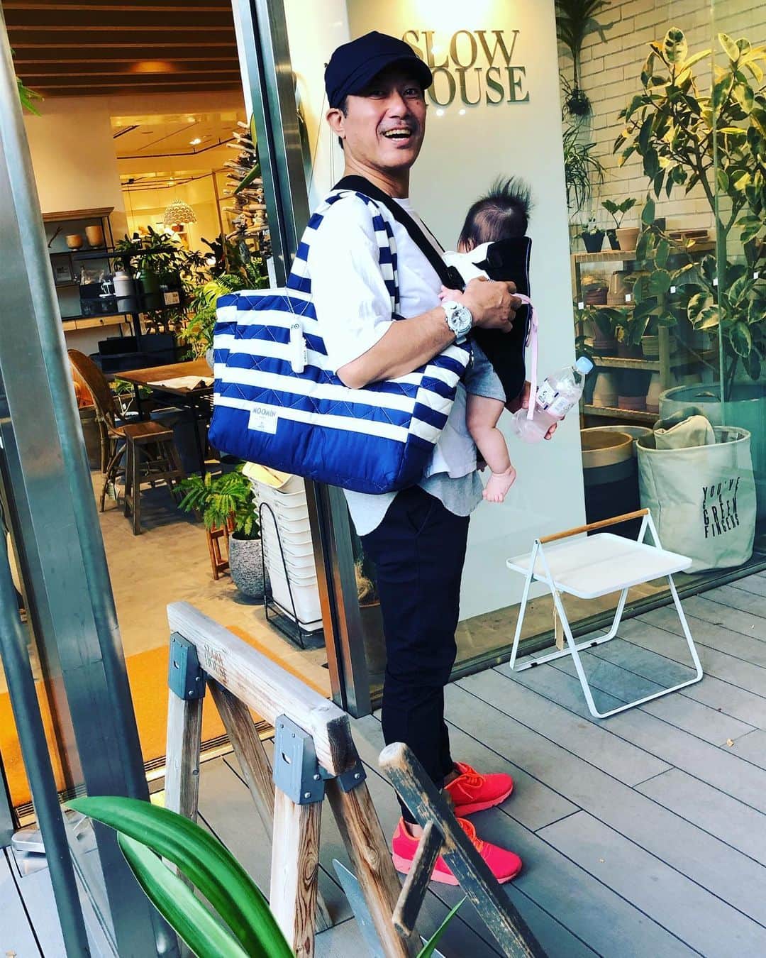 逸見太郎のインスタグラム：「息子とウィンドウショッピング  #マザーズバッグ#ムーミン#moomin #お気に入り#ビョルン#抱っこ紐#UVケープ#ユグノー#虫除け#虫くるりん#自分は蚊に食われた#ニコタマ#二子玉川  ヨジデスメイクの横田さんに頂いた ムーミンのマザーズバッグは軽いし たくさん入るし中ポケ内ポケの 配置もバツグン❗️ ニョロニョロのキーホルダー付き👌」