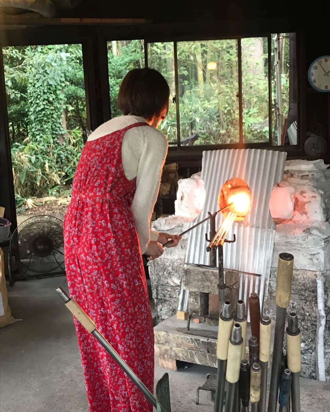 菅原りこさんのインスタグラム写真 - (菅原りこInstagram)「新発田市 月岡カリオンパーク内にある手造りガラス工房『びいどろ』さんにお邪魔して、ガラス体験をしてきました✌️😆✌️ 職人さんが親切に丁寧に教えてくださって、私でもこんなにステキなグラスが作れちゃいました✨✨ 世界に1つの自分だけのグラス💕  さぁ  何を飲もうかな…☺️💕」10月1日 21時39分 - cherryfairy1123