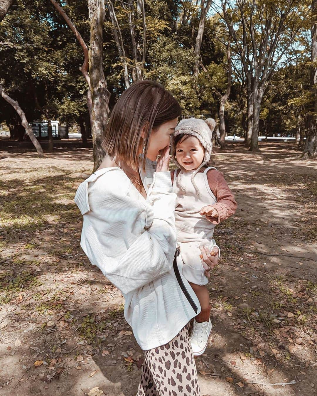 孫きょうさんのインスタグラム写真 - (孫きょうInstagram)「1つ前の投稿のあんちゃんコーデと私もリンク🦘❤️﻿ ﻿ コーデュロイのサロペットに合わせて、﻿ 私はコーデュロイのジャケットを。﻿ 🏷 @titivatejp ﻿ ﻿ ジャケットアウターは上から3つくらいボタン開けて肩落としでくたっと着るのが気分😋🍂﻿ ﻿ ﻿ #titivate #titivatestyle #ootd #outfit #ティティベイト #プチプラコーデ #ママコーデ #ウエストマークコーデュロイライトジャケット」10月1日 21時32分 - sonkyou1013