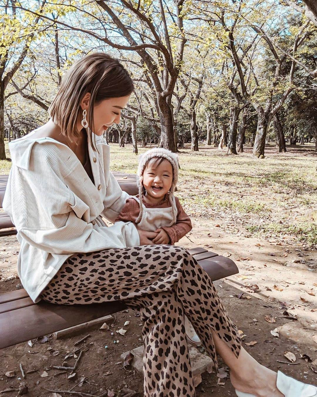 孫きょうさんのインスタグラム写真 - (孫きょうInstagram)「1つ前の投稿のあんちゃんコーデと私もリンク🦘❤️﻿ ﻿ コーデュロイのサロペットに合わせて、﻿ 私はコーデュロイのジャケットを。﻿ 🏷 @titivatejp ﻿ ﻿ ジャケットアウターは上から3つくらいボタン開けて肩落としでくたっと着るのが気分😋🍂﻿ ﻿ ﻿ #titivate #titivatestyle #ootd #outfit #ティティベイト #プチプラコーデ #ママコーデ #ウエストマークコーデュロイライトジャケット」10月1日 21時32分 - sonkyou1013