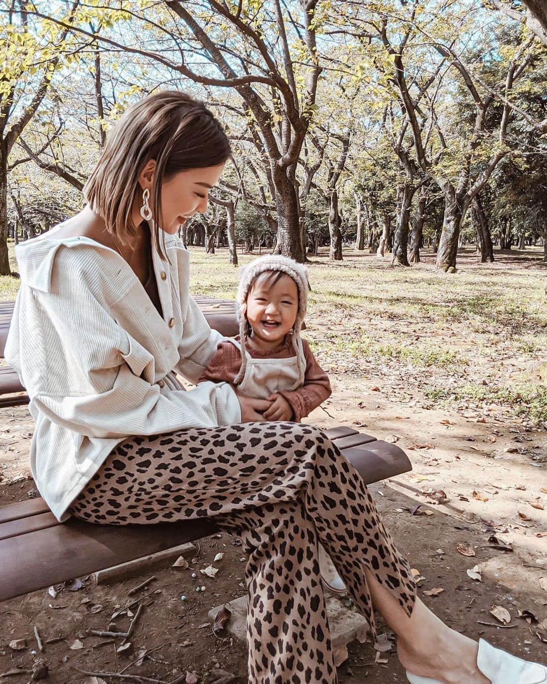 のインスタグラム：「1つ前の投稿のあんちゃんコーデと私もリンク🦘❤️﻿ ﻿ コーデュロイのサロペットに合わせて、﻿ 私はコーデュロイのジャケットを。﻿ 🏷 @titivatejp ﻿ ﻿ ジャケットアウターは上から3つくらいボタン開けて肩落としでくたっと着るのが気分😋🍂﻿ ﻿ ﻿ #titivate #titivatestyle #ootd #outfit #ティティベイト #プチプラコーデ #ママコーデ #ウエストマークコーデュロイライトジャケット」